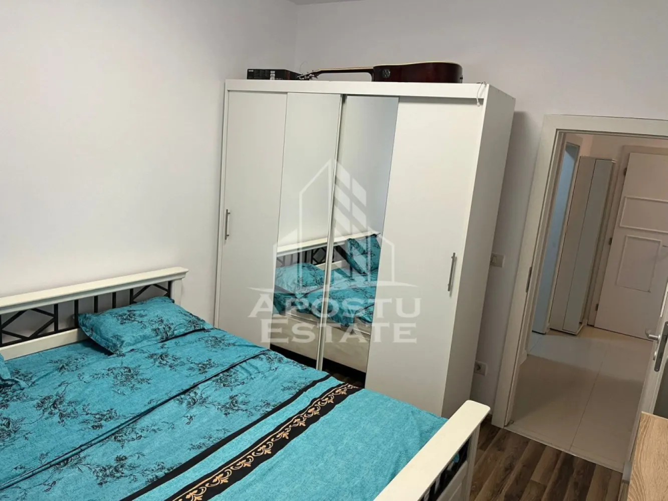 Apartament cu 2 camere CENTRALA PROPRIE in zona Giroc. Timisoara - Agentia imobiliara APOSTU ESTATE va propune spre inchiriere un apartament cu 2 camere, spatios si luminos, situat in zona Giroc, o zona linistita si bine pozitionata din Timisoara, potrivit pentru cupluri,familii, sau studenti care isi doresc o locuinta unde sa se simta confortabil si cu acces facil catre scoli, statii de autobuz, supermarketuri , magazine de zona, parcuri.

Suprafata utila: 52 mp
Compartimentare eficienta:
-Hol de acces generos
-Bucatarie complet mobilata si utilata, cu loc de luat masa
-Living luminos si spatios
-Dormitor mobilat si utilat
-Baie prevazuta cu cada

Confort si facilitati:
-Incalzirea apartamentului: centrala proprie
-Apartamentul este complet mobilat si utilat
-Se accepta animale de companie de catre proprietar (se percepe 2 garantii)

Localizare:
-Timis,Timisoara, zona Giroc– acces facil spre magazine, scoli, parcuri si mijloace de transport in comun.

Ideal pentru:
-Familii
-Cupluri

Disponibilitate: imediata
Pret chirie lunara: 450 euro ( usor negociabil)
Programeaza o vizionare pentru a-ti putea imagina viitorul aici!
ID intern: CP3209811