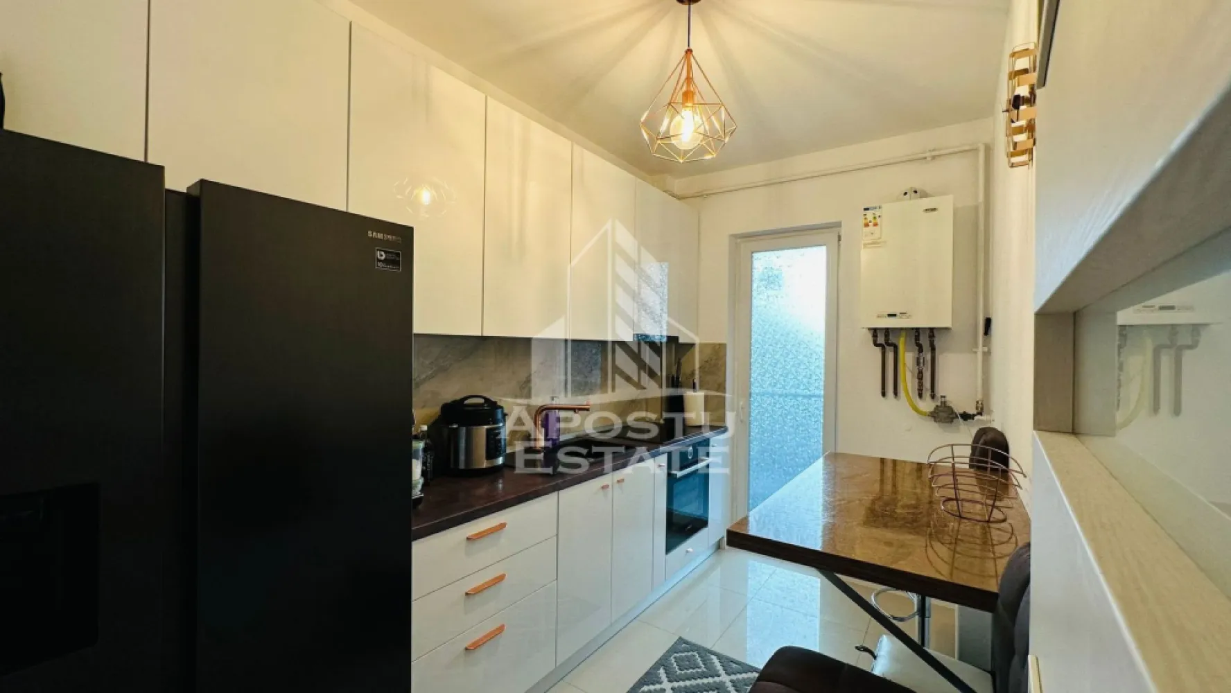 Apartament cu 2 camere CENTRALA PROPRIE in zona Giroc. Timisoara - Agentia imobiliara APOSTU ESTATE va propune spre inchiriere un apartament cu 2 camere, spatios si luminos, situat in zona Giroc, o zona linistita si bine pozitionata din Timisoara, potrivit pentru cupluri,familii, sau studenti care isi doresc o locuinta unde sa se simta confortabil si cu acces facil catre scoli, statii de autobuz, supermarketuri , magazine de zona, parcuri.

Suprafata utila: 52 mp
Compartimentare eficienta:
-Hol de acces generos
-Bucatarie complet mobilata si utilata, cu loc de luat masa
-Living luminos si spatios
-Dormitor mobilat si utilat
-Baie prevazuta cu cada

Confort si facilitati:
-Incalzirea apartamentului: centrala proprie
-Apartamentul este complet mobilat si utilat
-Se accepta animale de companie de catre proprietar (se percepe 2 garantii)

Localizare:
-Timis,Timisoara, zona Giroc– acces facil spre magazine, scoli, parcuri si mijloace de transport in comun.

Ideal pentru:
-Familii
-Cupluri

Disponibilitate: imediata
Pret chirie lunara: 450 euro ( usor negociabil)
Programeaza o vizionare pentru a-ti putea imagina viitorul aici!
ID intern: CP3209811