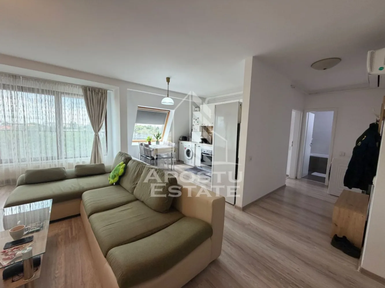 Apartament cu 2 camere de vânzare , Zona Lipovei , Timisoara - Agenţia imobiliara Apostu Estate va propune spre vânzare un apartament nou cu 2 camere ,situat în zona Lipovei ,una dintre cele mai căutate zone din Timisoara . Ideal atât pentru locuinţa proprie , cat si pentru investiție 

 Imobilul este amplasat la mansardă, beneficiind de un acoperiș de tablă complet renovat în anul 2023. Avand o suprafață utilă de 52, 33 mp 

Apartamentul se bucură de o luminozitate naturală generoasă, oferită de suprafețele vitrate mari, care încadrează o priveliște deosebită 

 Compartimentare :
 -Bucătărie mobilată
 -Living mobilat open space cu bucătăria 
 -Dormitor matrimonial mobilat 
 -Baie cu cadă și geam 
 
 Apartamentul se vinde complet mobilat , conform pozelor
 
Confort termic optim în orice sezon: Locuința este dotată cu centrală termică proprie cu calorifere pentru încălzire eficientă pe timp de iarnă, completată de un sistem de aer condiționat modern, asigurând temperatura ideală și în zilele de vară

 Beneficii suplimentare :
 - Compartimentare funcțională și modernă 
 - Zona liniștită perfectă pentru locuit sau investiţie
 - Rulouri 
 -Izolație termică completă (interior și exterior).

 Pentru mai multe detalii si programarea unei vizionari , va stam cu drag la dispoziţie .
 
 Agenţia imobiliara Apostu Estate vă oferă consultanta bancara gratuita prin intermediul colaboratorilor noştri pentru alegerea celui mai potrivit tip de credit , astfel încât tu să devii noul proprietar al acestui apartament
 ID INTERN: CP3209782