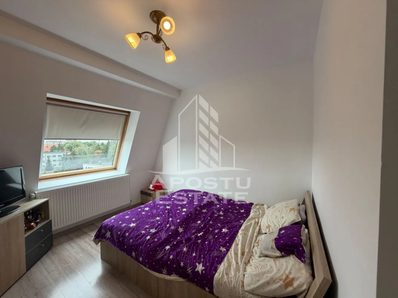 Apartament cu 2 camere de vânzare , Zona Lipovei , Timisoara - Agenţia imobiliara Apostu Estate va propune spre vânzare un apartament nou cu 2 camere ,situat în zona Lipovei ,una dintre cele mai căutate zone din Timisoara . Ideal atât pentru locuinţa proprie , cat si pentru investiție 

 Imobilul este amplasat la mansardă, beneficiind de un acoperiș de tablă complet renovat în anul 2023. Avand o suprafață utilă de 52, 33 mp 

Apartamentul se bucură de o luminozitate naturală generoasă, oferită de suprafețele vitrate mari, care încadrează o priveliște deosebită 

 Compartimentare :
 -Bucătărie mobilată
 -Living mobilat open space cu bucătăria 
 -Dormitor matrimonial mobilat 
 -Baie cu cadă și geam 
 
 Apartamentul se vinde complet mobilat , conform pozelor
 
Confort termic optim în orice sezon: Locuința este dotată cu centrală termică proprie cu calorifere pentru încălzire eficientă pe timp de iarnă, completată de un sistem de aer condiționat modern, asigurând temperatura ideală și în zilele de vară

 Beneficii suplimentare :
 - Compartimentare funcțională și modernă 
 - Zona liniștită perfectă pentru locuit sau investiţie
 - Rulouri 
 -Izolație termică completă (interior și exterior).

 Pentru mai multe detalii si programarea unei vizionari , va stam cu drag la dispoziţie .
 
 Agenţia imobiliara Apostu Estate vă oferă consultanta bancara gratuita prin intermediul colaboratorilor noştri pentru alegerea celui mai potrivit tip de credit , astfel încât tu să devii noul proprietar al acestui apartament
 ID INTERN: CP3209782