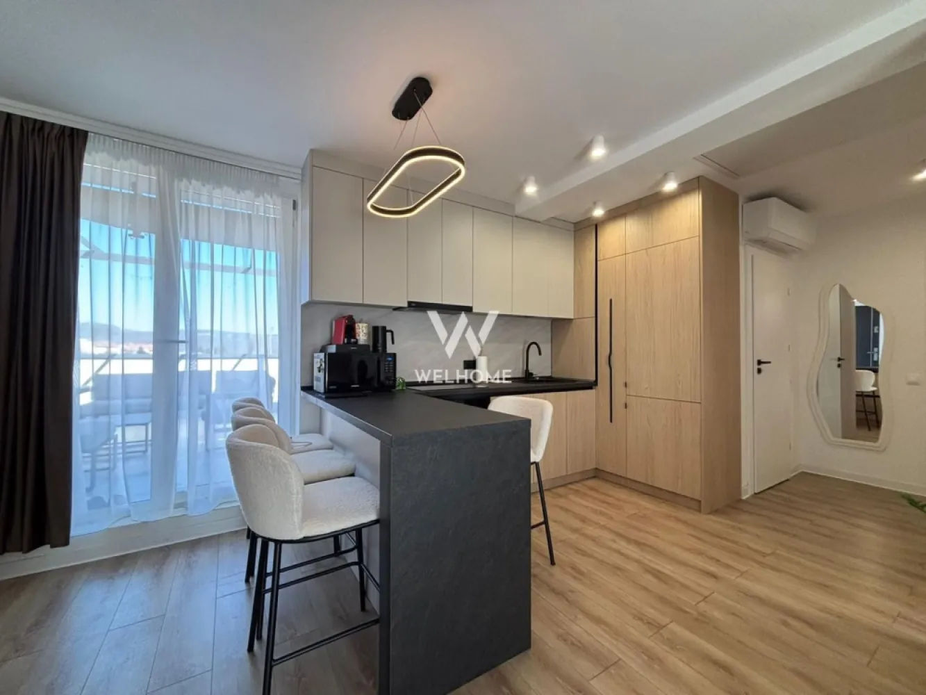 Penthouse 3 camere PREMIUM cu terasa 60mp in Selimbar, zona Brana - Penthouse elegant cu 3 camere, amenajat premium, situat la etajul 3 al unui imobil construit în 2023, evidențiat prin spațiile bine optimizate și terasa generoasă.

Proprietatea are o suprafață utilă de 64 mp, completată de o terasă de aproximativ 60 mp, perfectă pentru relaxare. În plus, apartamentul beneficiază de pod pe toată suprafața, amenajat cu parchet, oferind un spațiu generos pentru depozitare.

Compartimentarea este modernă și eficientă:
- living luminos cu bucătărie open-space, de unde avem acces în terasă și în balcon.
- două dormitoare cu multe spații de depozitare
- baie principală cu geam pentru lumină și ventilație naturală
- a doua baie transformată inteligent în spațiu de depozitare, unde sunt amplasate mașina de spălat rufe și uscătorul
- balcon
- terasă generoasă
 Confortul este asigurat de încălzirea în pardoseală și de sistemul de aer condiționat, menținând o temperatură optimă în orice sezon.
 Apartamentul se vinde complet mobilat și utilat, exact ca în fotografii, cu mobilier de calitate și electrocasnice integrate: mașină de spălat vase, mașină de spălat rufe, uscător de rufe și aer condiționat, fiind pregătit pentru mutare imediată.
 Proprietatea include și un loc de parcare generos, unde pot fi parcate două autoturisme.
 Locuința este poziționată într-o zonă bună, cu acces facil către școli, magazine, Shopping City, rampa Ștefan cel Mare, Piață etc.

Preț: 189.999 Euro Negociabil
Telefon: 0747.639.802