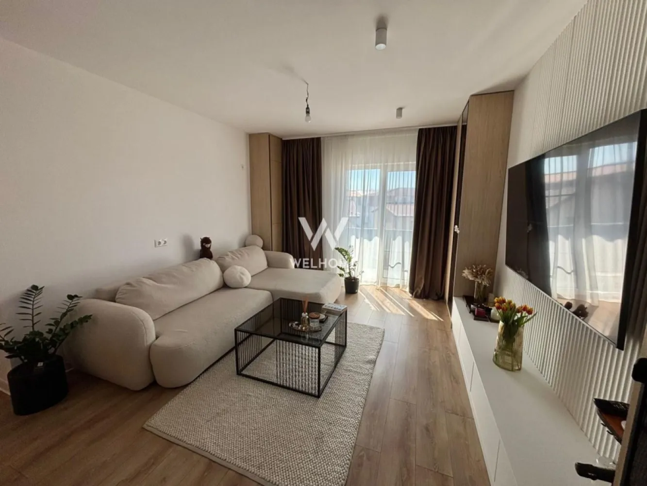 Penthouse 3 camere PREMIUM cu terasa 60mp in Selimbar, zona Brana - Penthouse elegant cu 3 camere, amenajat premium, situat la etajul 3 al unui imobil construit în 2023, evidențiat prin spațiile bine optimizate și terasa generoasă.

Proprietatea are o suprafață utilă de 64 mp, completată de o terasă de aproximativ 60 mp, perfectă pentru relaxare. În plus, apartamentul beneficiază de pod pe toată suprafața, amenajat cu parchet, oferind un spațiu generos pentru depozitare.

Compartimentarea este modernă și eficientă:
- living luminos cu bucătărie open-space, de unde avem acces în terasă și în balcon.
- două dormitoare cu multe spații de depozitare
- baie principală cu geam pentru lumină și ventilație naturală
- a doua baie transformată inteligent în spațiu de depozitare, unde sunt amplasate mașina de spălat rufe și uscătorul
- balcon
- terasă generoasă
 Confortul este asigurat de încălzirea în pardoseală și de sistemul de aer condiționat, menținând o temperatură optimă în orice sezon.
 Apartamentul se vinde complet mobilat și utilat, exact ca în fotografii, cu mobilier de calitate și electrocasnice integrate: mașină de spălat vase, mașină de spălat rufe, uscător de rufe și aer condiționat, fiind pregătit pentru mutare imediată.
 Proprietatea include și un loc de parcare generos, unde pot fi parcate două autoturisme.
 Locuința este poziționată într-o zonă bună, cu acces facil către școli, magazine, Shopping City, rampa Ștefan cel Mare, Piață etc.

Preț: 189.999 Euro Negociabil
Telefon: 0747.639.802