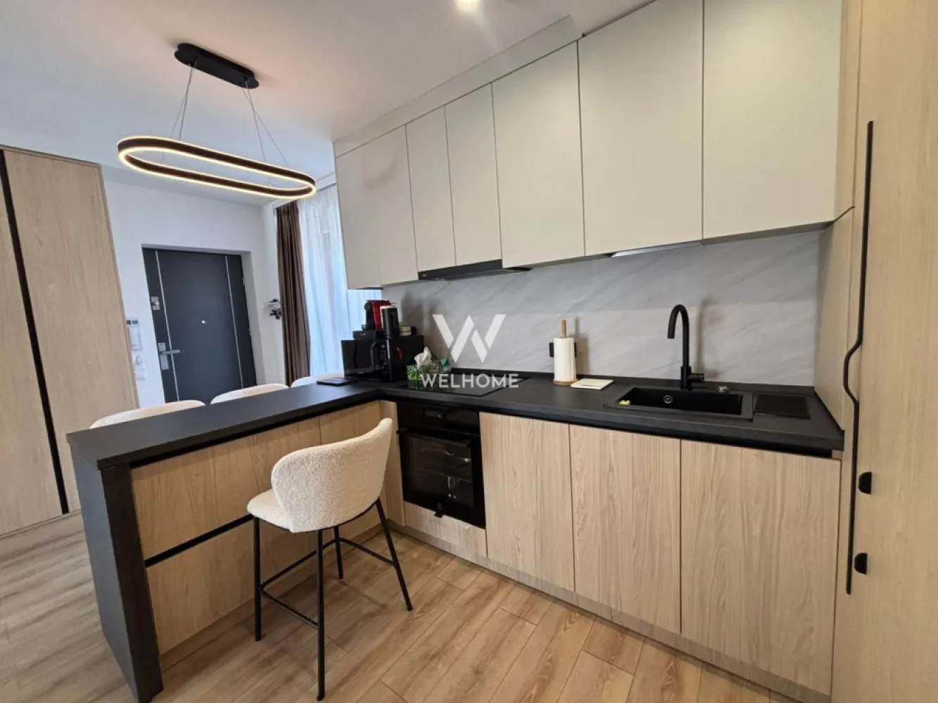 Penthouse 3 camere PREMIUM cu terasa 60mp in Selimbar, zona Brana - Penthouse elegant cu 3 camere, amenajat premium, situat la etajul 3 al unui imobil construit în 2023, evidențiat prin spațiile bine optimizate și terasa generoasă.

Proprietatea are o suprafață utilă de 64 mp, completată de o terasă de aproximativ 60 mp, perfectă pentru relaxare. În plus, apartamentul beneficiază de pod pe toată suprafața, amenajat cu parchet, oferind un spațiu generos pentru depozitare.

Compartimentarea este modernă și eficientă:
- living luminos cu bucătărie open-space, de unde avem acces în terasă și în balcon.
- două dormitoare cu multe spații de depozitare
- baie principală cu geam pentru lumină și ventilație naturală
- a doua baie transformată inteligent în spațiu de depozitare, unde sunt amplasate mașina de spălat rufe și uscătorul
- balcon
- terasă generoasă
 Confortul este asigurat de încălzirea în pardoseală și de sistemul de aer condiționat, menținând o temperatură optimă în orice sezon.
 Apartamentul se vinde complet mobilat și utilat, exact ca în fotografii, cu mobilier de calitate și electrocasnice integrate: mașină de spălat vase, mașină de spălat rufe, uscător de rufe și aer condiționat, fiind pregătit pentru mutare imediată.
 Proprietatea include și un loc de parcare generos, unde pot fi parcate două autoturisme.
 Locuința este poziționată într-o zonă bună, cu acces facil către școli, magazine, Shopping City, rampa Ștefan cel Mare, Piață etc.

Preț: 189.999 Euro Negociabil
Telefon: 0747.639.802