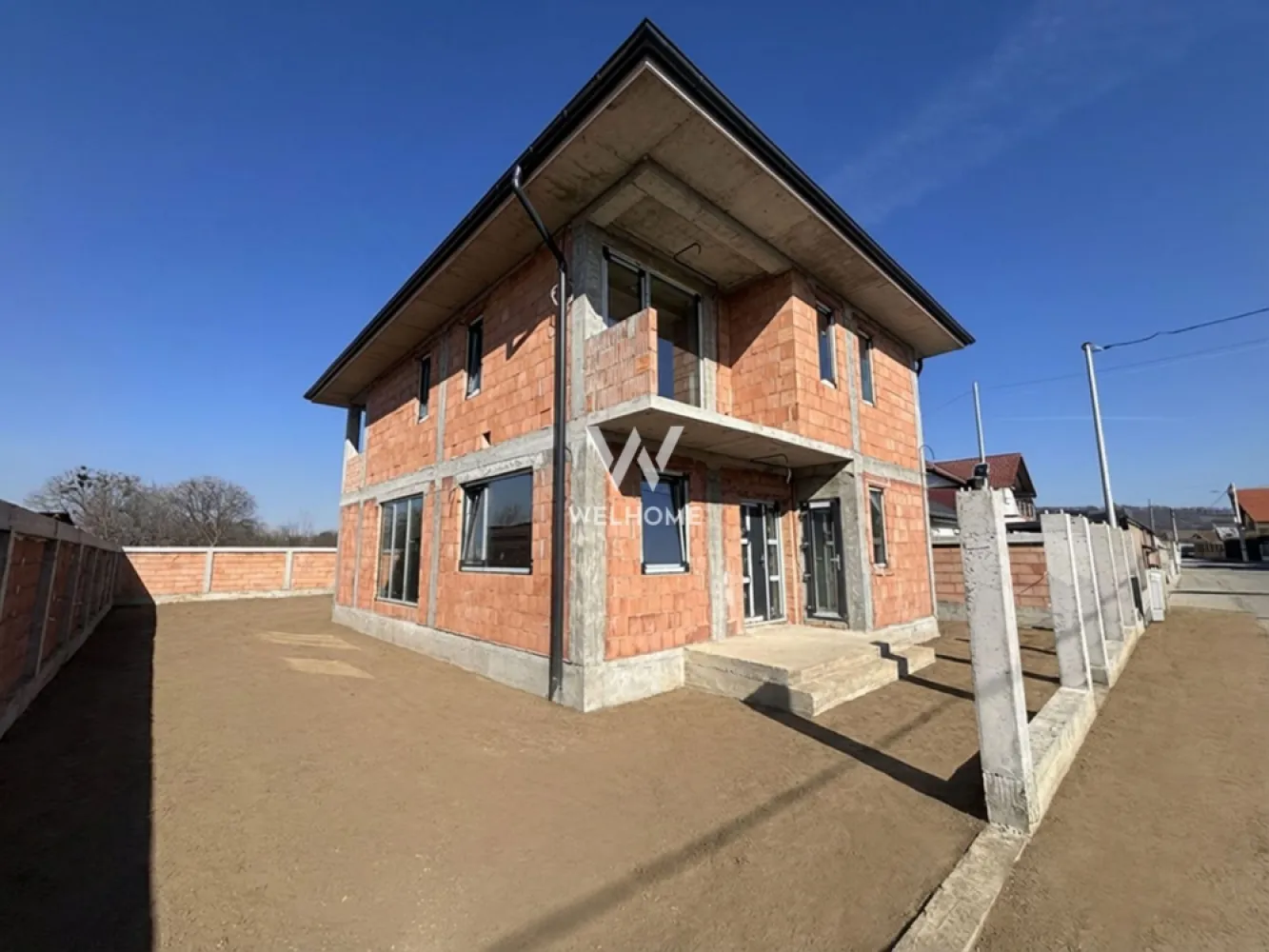 Casa individuala cu Dormitor la PARTER in Cristian-Sibiu - Locuinta individuală P+E , ideală pentru o familie – teren 530 mp

Vă prezentăm o casă individuală spațioasă și bine compartimentată, situată pe un teren generos de 530 mp, cu o suprafață utilă de 145 mp, proiectată pentru confort, lumină naturală și funcționalitate, fiind pozitionata pe soare. 

LA PARTE: 
-Regasesti un living generos de unde se face accesul către terasă, care oferă deschidere către curtea din spate, un loc ideal pentru relaxare, grătar sau timp petrecut în aer liber.
-Bucătărie separată, 
-Dormitor/ birou 
-Baie și spațiu tehnic. 

LA ETAJ:
 Se află 3 dormitoare bine proporționate. 
-Dormitorul matrimonial beneficiază de baie proprie și dressing, oferind intimitate și confort.
-Pe hol se află o baie mare, destinată celorlalte dormitoare. 
-Două dintre camere au acces la o terasă mare comună, iar al treilea dormitor dispune de balcon propriu, oferind spațiu suplimentar pentru relaxare.

Beneficiezi de un POD care este pretabil pentru depozitare, beneficiaza de placa de beton peste etaj.
Filigorie de lemn in spatele casei
LA INTERIOR se preda la cheie, gard, poarta, carport si curtea nivelata. Cu pavaj acces auto si pietonal.
LA INTERIOR: casa se preda la alb, pregatita pentru a-ti pune finisajele. Cu incalzire in pardoseala atat la parter cat si la etaj.

Se afla pe o strada asfaltata, intr-o zona cu case finalizate pe un teren cu o deschidere de 16 mp

Proprietatea combină perfect spațiile interioare bine gândite cu curtea generoasă, fiind alegerea ideală pentru cei care își doresc liniște, intimitate și confort într-o locuință modernă.

PRET: 305.000 EURO 

📞 Pentru mai multe detalii sau programarea unei vizionări, contactati-ma.
0740029352- Ioana Larisa