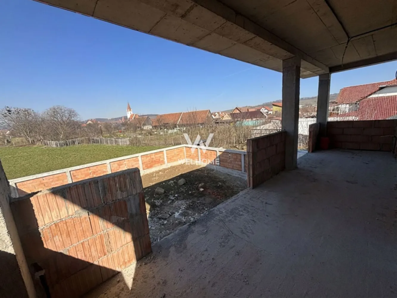 Casa individuala cu Dormitor la PARTER in Cristian-Sibiu - Locuinta individuală P+E , ideală pentru o familie – teren 530 mp

Vă prezentăm o casă individuală spațioasă și bine compartimentată, situată pe un teren generos de 530 mp, cu o suprafață utilă de 145 mp, proiectată pentru confort, lumină naturală și funcționalitate, fiind pozitionata pe soare. 

LA PARTE: 
-Regasesti un living generos de unde se face accesul către terasă, care oferă deschidere către curtea din spate, un loc ideal pentru relaxare, grătar sau timp petrecut în aer liber.
-Bucătărie separată, 
-Dormitor/ birou 
-Baie și spațiu tehnic. 

LA ETAJ:
 Se află 3 dormitoare bine proporționate. 
-Dormitorul matrimonial beneficiază de baie proprie și dressing, oferind intimitate și confort.
-Pe hol se află o baie mare, destinată celorlalte dormitoare. 
-Două dintre camere au acces la o terasă mare comună, iar al treilea dormitor dispune de balcon propriu, oferind spațiu suplimentar pentru relaxare.

Beneficiezi de un POD care este pretabil pentru depozitare, beneficiaza de placa de beton peste etaj.
Filigorie de lemn in spatele casei
LA INTERIOR se preda la cheie, gard, poarta, carport si curtea nivelata. Cu pavaj acces auto si pietonal.
LA INTERIOR: casa se preda la alb, pregatita pentru a-ti pune finisajele. Cu incalzire in pardoseala atat la parter cat si la etaj.

Se afla pe o strada asfaltata, intr-o zona cu case finalizate pe un teren cu o deschidere de 16 mp

Proprietatea combină perfect spațiile interioare bine gândite cu curtea generoasă, fiind alegerea ideală pentru cei care își doresc liniște, intimitate și confort într-o locuință modernă.

PRET: 305.000 EURO 

📞 Pentru mai multe detalii sau programarea unei vizionări, contactati-ma.
0740029352- Ioana Larisa
