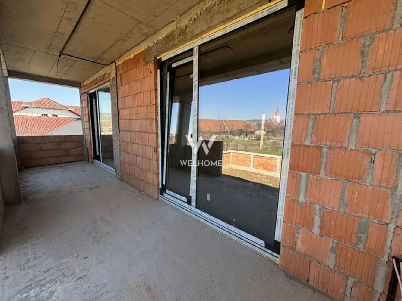 Casa individuala cu Dormitor la PARTER in Cristian-Sibiu - Locuinta individuală P+E , ideală pentru o familie – teren 530 mp

Vă prezentăm o casă individuală spațioasă și bine compartimentată, situată pe un teren generos de 530 mp, cu o suprafață utilă de 145 mp, proiectată pentru confort, lumină naturală și funcționalitate, fiind pozitionata pe soare. 

LA PARTE: 
-Regasesti un living generos de unde se face accesul către terasă, care oferă deschidere către curtea din spate, un loc ideal pentru relaxare, grătar sau timp petrecut în aer liber.
-Bucătărie separată, 
-Dormitor/ birou 
-Baie și spațiu tehnic. 

LA ETAJ:
 Se află 3 dormitoare bine proporționate. 
-Dormitorul matrimonial beneficiază de baie proprie și dressing, oferind intimitate și confort.
-Pe hol se află o baie mare, destinată celorlalte dormitoare. 
-Două dintre camere au acces la o terasă mare comună, iar al treilea dormitor dispune de balcon propriu, oferind spațiu suplimentar pentru relaxare.

Beneficiezi de un POD care este pretabil pentru depozitare, beneficiaza de placa de beton peste etaj.
Filigorie de lemn in spatele casei
LA INTERIOR se preda la cheie, gard, poarta, carport si curtea nivelata. Cu pavaj acces auto si pietonal.
LA INTERIOR: casa se preda la alb, pregatita pentru a-ti pune finisajele. Cu incalzire in pardoseala atat la parter cat si la etaj.

Se afla pe o strada asfaltata, intr-o zona cu case finalizate pe un teren cu o deschidere de 16 mp

Proprietatea combină perfect spațiile interioare bine gândite cu curtea generoasă, fiind alegerea ideală pentru cei care își doresc liniște, intimitate și confort într-o locuință modernă.

PRET: 305.000 EURO 

📞 Pentru mai multe detalii sau programarea unei vizionări, contactati-ma.
0740029352- Ioana Larisa