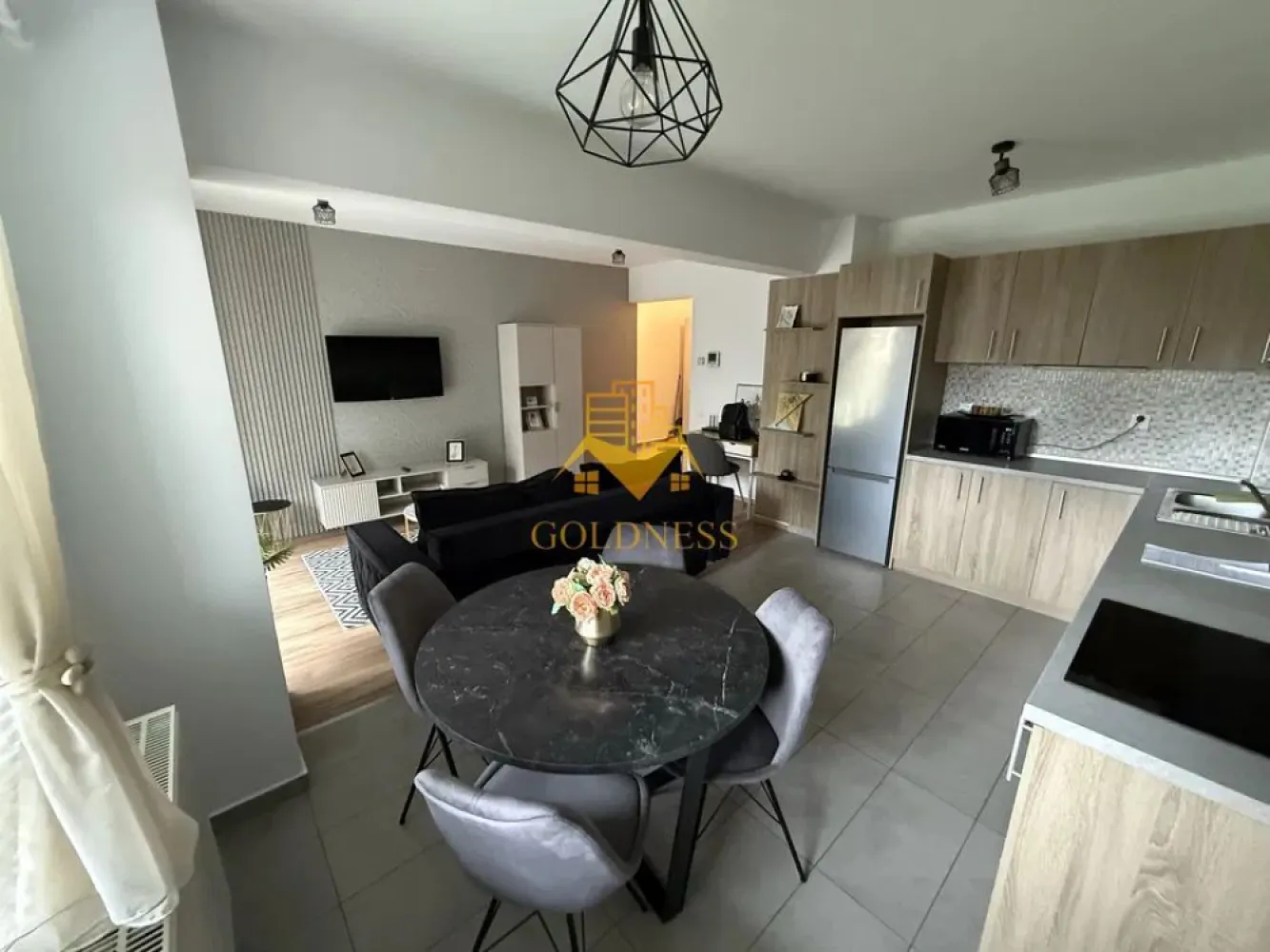 2 camere, modern, parcare, gradina de 75mp Buna Ziua, zona Mega Image - GOLDNESS Imobiliare vă propune spre închiriere un apartament cu 2 camere complet mobilat și utilat, la parter într-un imobil de 7 etaje, în cartierul Buna Ziua. Apartamentul este compartimentat astfel:
 - dormitor cu pat matrimonial, dressing, noptiere
 - living cu bucatarie open-space complet utilată, canapea extensibla, loc de servit masa 
 - baie cu vana, calorifer port prosop inox și dulap pentru depozitare.
 - curte de 75 mp

Imobilul este dotat cu toate cele necesare- centrală proprie, mașină de spălat haine, frigider, plită electrică, hotă, TV, etc. 
Se află în apropierea stațiilor de transport în comun, magazine, restaurante, spații verzi, farmacii, etc. 
Dispune de loc de parcare subterana!
Se percepe 2 luni de garantie!
Dacă sunteți interesați de acest apartament și doriți să îl vizionați, dar și pentru alte oferte sau detalii nu ezitați să ne contactați telefonic sau prin e-mail - goldnessimobiliare@gmail.com. Vă stăm la dispoziție!