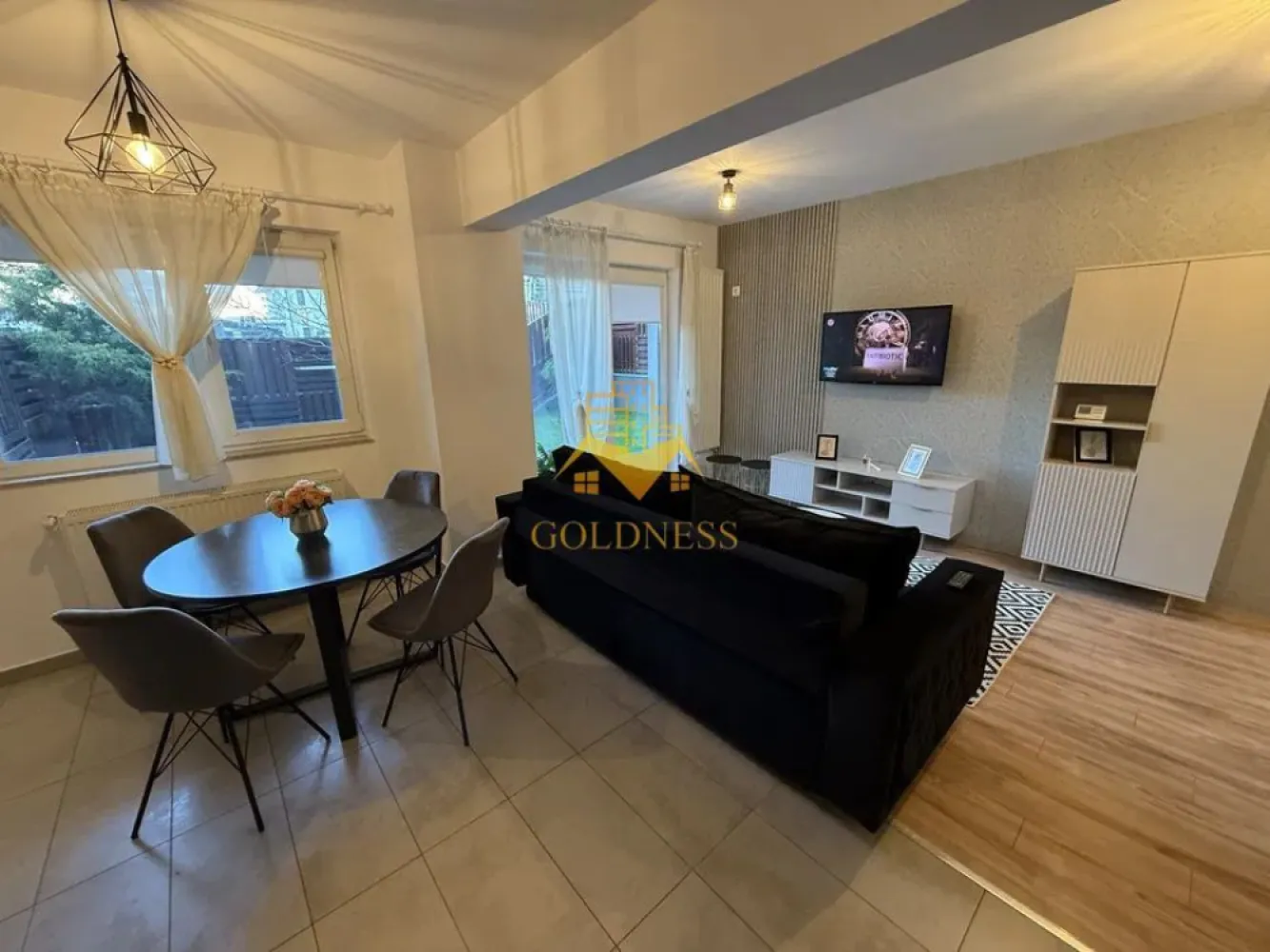 2 camere, modern, parcare, gradina de 75mp Buna Ziua, zona Mega Image - GOLDNESS Imobiliare vă propune spre închiriere un apartament cu 2 camere complet mobilat și utilat, la parter într-un imobil de 7 etaje, în cartierul Buna Ziua. Apartamentul este compartimentat astfel:
 - dormitor cu pat matrimonial, dressing, noptiere
 - living cu bucatarie open-space complet utilată, canapea extensibla, loc de servit masa 
 - baie cu vana, calorifer port prosop inox și dulap pentru depozitare.
 - curte de 75 mp

Imobilul este dotat cu toate cele necesare- centrală proprie, mașină de spălat haine, frigider, plită electrică, hotă, TV, etc. 
Se află în apropierea stațiilor de transport în comun, magazine, restaurante, spații verzi, farmacii, etc. 
Dispune de loc de parcare subterana!
Se percepe 2 luni de garantie!
Dacă sunteți interesați de acest apartament și doriți să îl vizionați, dar și pentru alte oferte sau detalii nu ezitați să ne contactați telefonic sau prin e-mail - goldnessimobiliare@gmail.com. Vă stăm la dispoziție!