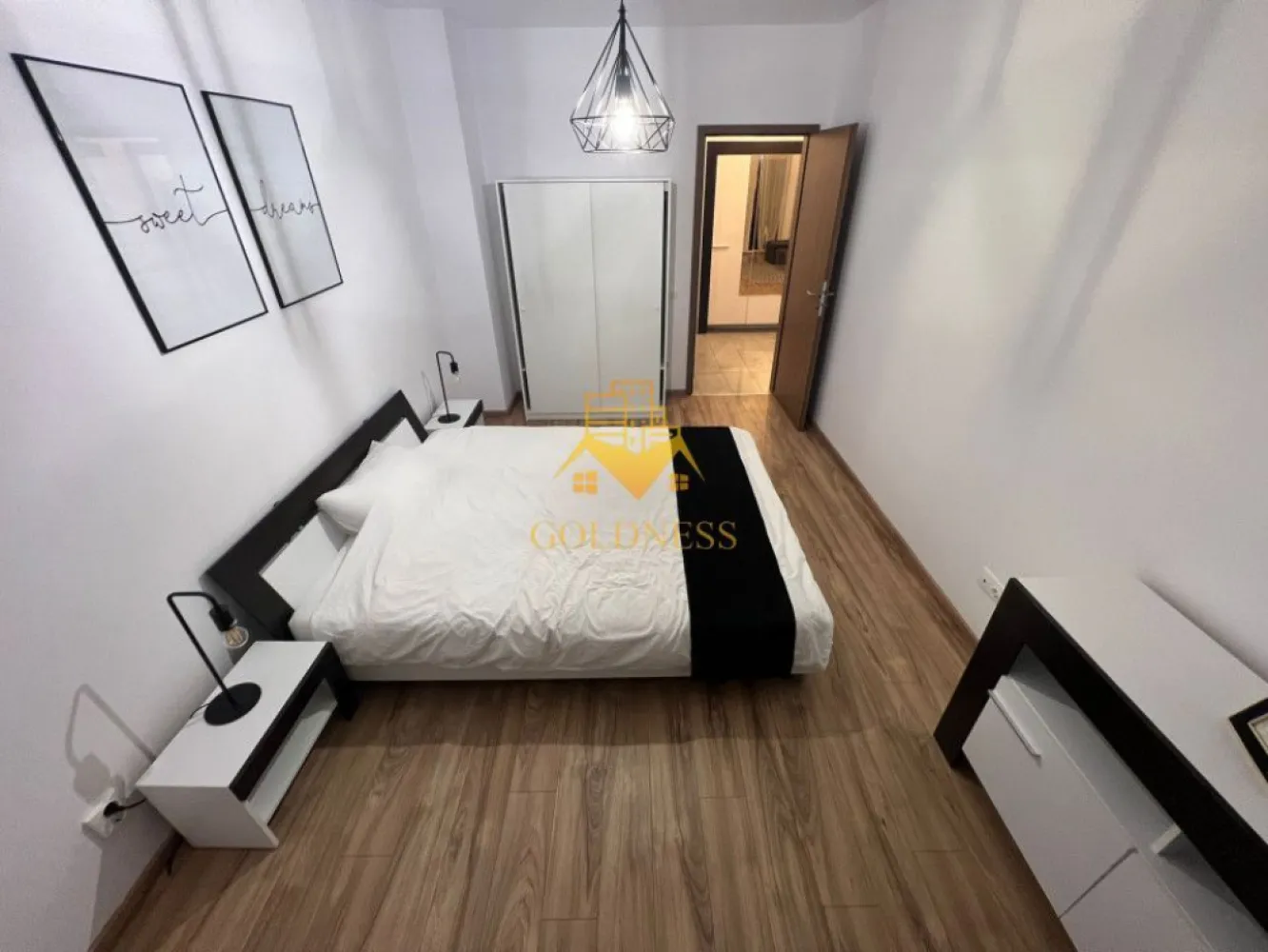 2 camere, modern, parcare, gradina de 75mp Buna Ziua, zona Mega Image - GOLDNESS Imobiliare vă propune spre închiriere un apartament cu 2 camere complet mobilat și utilat, la parter într-un imobil de 7 etaje, în cartierul Buna Ziua. Apartamentul este compartimentat astfel:
 - dormitor cu pat matrimonial, dressing, noptiere
 - living cu bucatarie open-space complet utilată, canapea extensibla, loc de servit masa 
 - baie cu vana, calorifer port prosop inox și dulap pentru depozitare.
 - curte de 75 mp

Imobilul este dotat cu toate cele necesare- centrală proprie, mașină de spălat haine, frigider, plită electrică, hotă, TV, etc. 
Se află în apropierea stațiilor de transport în comun, magazine, restaurante, spații verzi, farmacii, etc. 
Dispune de loc de parcare subterana!
Se percepe 2 luni de garantie!
Dacă sunteți interesați de acest apartament și doriți să îl vizionați, dar și pentru alte oferte sau detalii nu ezitați să ne contactați telefonic sau prin e-mail - goldnessimobiliare@gmail.com. Vă stăm la dispoziție!