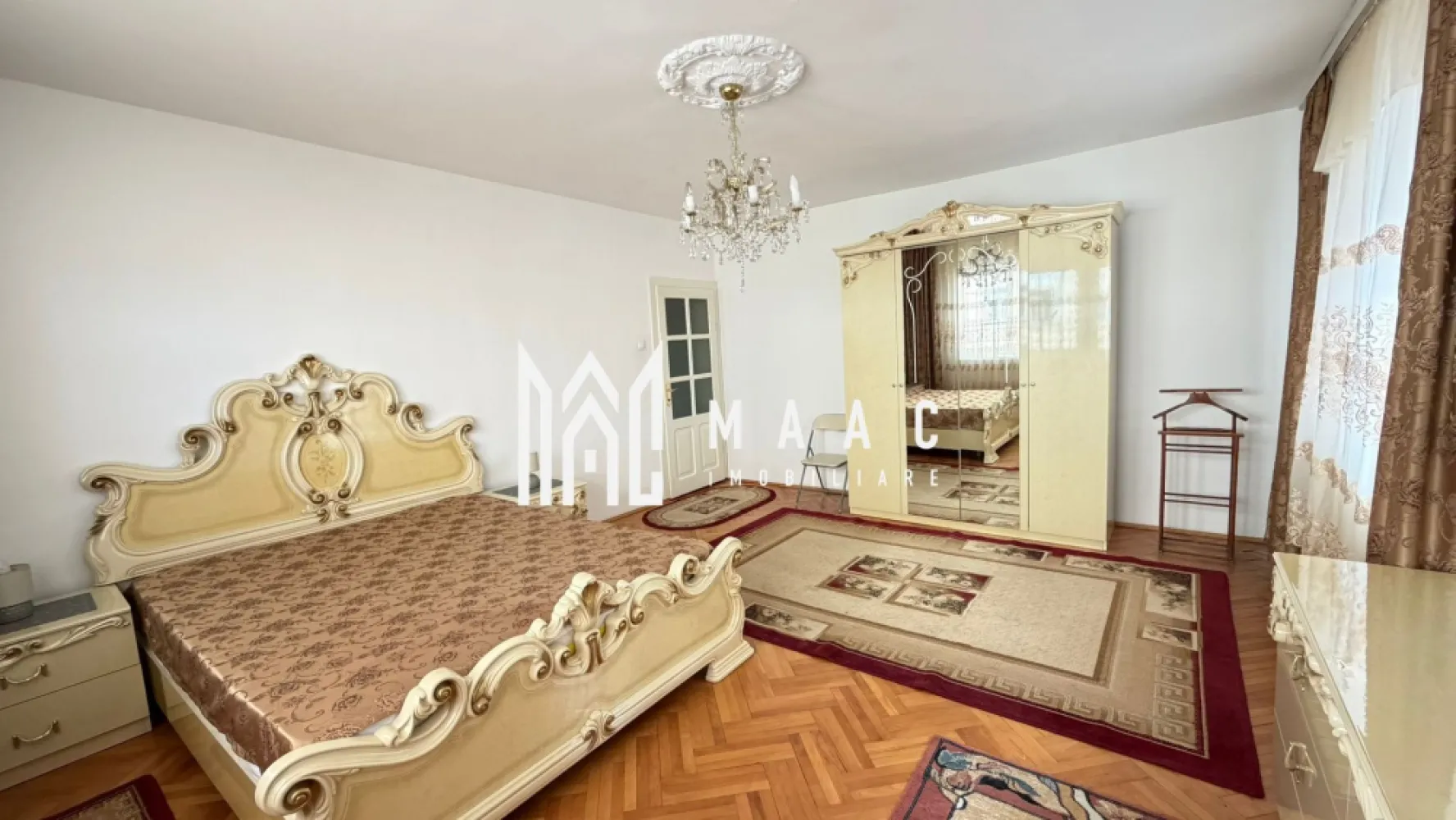 Apartament spațios la casă de închiriat I 110 mp + terasă 60 mp I Ștrand 2 - MAAC Imobiliare va propune spre inchiriere un un apartament generos situat la casă, în cartierul Ștrand 2 din Sibiu, într-o zonă liniștită de case. Proprietatea beneficiază de o locație foarte bună, fiind aproape de farmacii, magazine, parcuri și având stație de autobuz pe stradă.

Apartamentul are o suprafață totală de aproximativ 110 mp și este dispus pe parter și etaj, oferind spațiu și confort.

Compartimentare:
Parter:
hol de intrare
baie cu duș

Etaj:
2 camere luminoase, fiecare cu balcon propriu
ambele camere au acces la o terasă mare de aproximativ 60 mp
bucătărie cu balcon
cămară
baie cu cadă

Alte detalii:
curte comună
utilități separate
zonă liniștită de case

Preț: 700 € / lună
Fara animale de companie.
Condiții de închiriere: Se percepe o garanție în cuantumul unei chirii lunare, apartamentul se închiriază pe o perioadă minimă de 1 an.
Pentru mai multe detalii și programarea unei vizionări, vă invităm să contactați Maac Imobiliare, specificând ID: CP2965402.