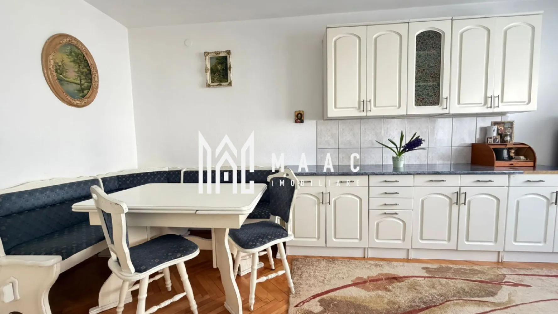 Apartament spațios la casă de închiriat I 110 mp + terasă 60 mp I Ștrand 2 - MAAC Imobiliare va propune spre inchiriere un un apartament generos situat la casă, în cartierul Ștrand 2 din Sibiu, într-o zonă liniștită de case. Proprietatea beneficiază de o locație foarte bună, fiind aproape de farmacii, magazine, parcuri și având stație de autobuz pe stradă.

Apartamentul are o suprafață totală de aproximativ 110 mp și este dispus pe parter și etaj, oferind spațiu și confort.

Compartimentare:
Parter:
hol de intrare
baie cu duș

Etaj:
2 camere luminoase, fiecare cu balcon propriu
ambele camere au acces la o terasă mare de aproximativ 60 mp
bucătărie cu balcon
cămară
baie cu cadă

Alte detalii:
curte comună
utilități separate
zonă liniștită de case

Preț: 700 € / lună
Fara animale de companie.
Condiții de închiriere: Se percepe o garanție în cuantumul unei chirii lunare, apartamentul se închiriază pe o perioadă minimă de 1 an.
Pentru mai multe detalii și programarea unei vizionări, vă invităm să contactați Maac Imobiliare, specificând ID: CP2965402.