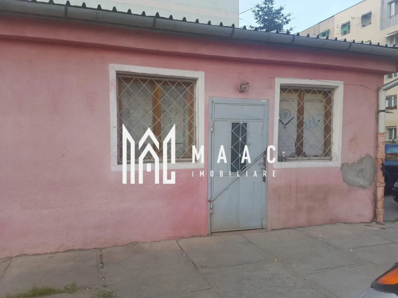 Spatiu comercial I 58 mp I zona Ipas - MAAC Imobiliare vă propune spre vanzare un spațiu comercial de 58 mp – pe strada Otelarilor zona Ipas.
Spațiu comercial dispune de doua intrari direct din stradă.

Spațiul este compartimentat astfel:

o încăpere
o magazie
un grup sanitar

Este ideal pentru desfășurarea activităților de servicii, precum:

Magazin alimentar sau alte activitati dupa placul noilor propietari.

Avantaje ale locației:

Zonă liniștită, cu trafic pietonal constant

Stații de autobuz pe aceeași stradă

Apropiere de parcuri, farmacii, magazine și alte puncte de interes

Acces facil și vizibilitate bună

Pentru mai multe detalii sau pentru a programa o vizionare, te rugăm să ne contactezi specificând ID:CP2896250.