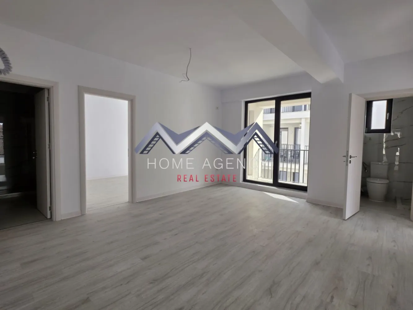 Apartament 3 camere Otopeni | achiziție direct de la dezvoltator - Achiziție direct de la dezvoltator | comision 0

Vă propunem, spre vânzare, mai multe apartamente cu 3 camere, parte dintr-un ansamblu rezidențial nou situat central in Otopeni, cu acces pietonal facil către magazine, restaurante, școală/grădinițe, bănci, Primărie, piață, farmacii, viitoarea stație de metrou, precum și către toate arterele principale (DN1, Centură, Autostradă), Aeroport etc.

Ansamblul rezidențial este compus din 8 blocuri de locuințe moderne, cu regim mic de înălțime D (parcare subterană)+P+2+M, construite cu materiale de cea mai bună calitate. Accesul în complex este supravegheat video, cu barieră securizată, și va include spații verzi.

Structura blocurilor este din beton armat, pereții interiori, exteriori și de compartimentare sunt construiți din cărămidă, iar fațadele sunt izolate corespunzător cu polistiren expandat.

Apartamentul se predă "la gata", dotat cu centrală termică proprie, încălzire prin pardoseală, ușă metalică, tâmplărie PVC, geamuri Salamander termopan gri antracit, contorizat individual și racordat la toate utilitățile (apă, curent, gaz, canalizare, cablu TV, internet). Finisajele interioare sunt incluse în costul apartamentului și constau în faianță, gresie, parchet și baie complet utilată modern.

Prețul afișat include TVA și 1 loc de parcare subteran. 
Disponibilitate imediată sau câteva luni, în funcție de fază construcției.

Dacă aveți o proprietate de vânzare/închiriere sau sunteți interesați de o proprietate aflată în portofoliul agenției noastre, vă rugăm să ne contactați la numărul de telefon din anunț sau pe adresa de email contact@homeagency.ro.