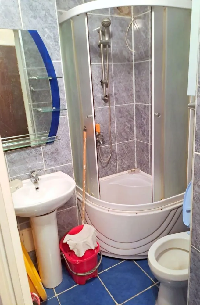 De inchiriat - garsoniera Micro 38, N-uri, 220 euro - Mag Invest va propune spre inchiriere un apartament cu 1 camera, situat in cartierul Micro 38, la etajul 3, ideal pentru o persoana sau un cuplu.

Locuinta are o suprafata de aproximativ 20 mp si este compartimentata in hol, baie, camera si bucatarie.
Apartamentul se inchiriaza mobilat si utilat, fiind dotat cu:
centrala termica proprie
frigider
aragaz
masina de spalat
Este o locuinta practica, potrivita pentru persoanele care isi doresc un spatiu compact, cu toate facilitatile necesare.

Pret chirie: 1000 lei/luna
Se solicita garantie la semnarea contractului.

Conditii de inchiriere:
perioada contractuala minima: 6 luni
nu se accepta animale de companie
de preferat chiriasi nefumatori

La semnarea contractului se percepe comision de intermediere.
Pentru detalii si programari la vizionare:
Liliana Ene – Mag Invest
Telefon: 0746.252.252