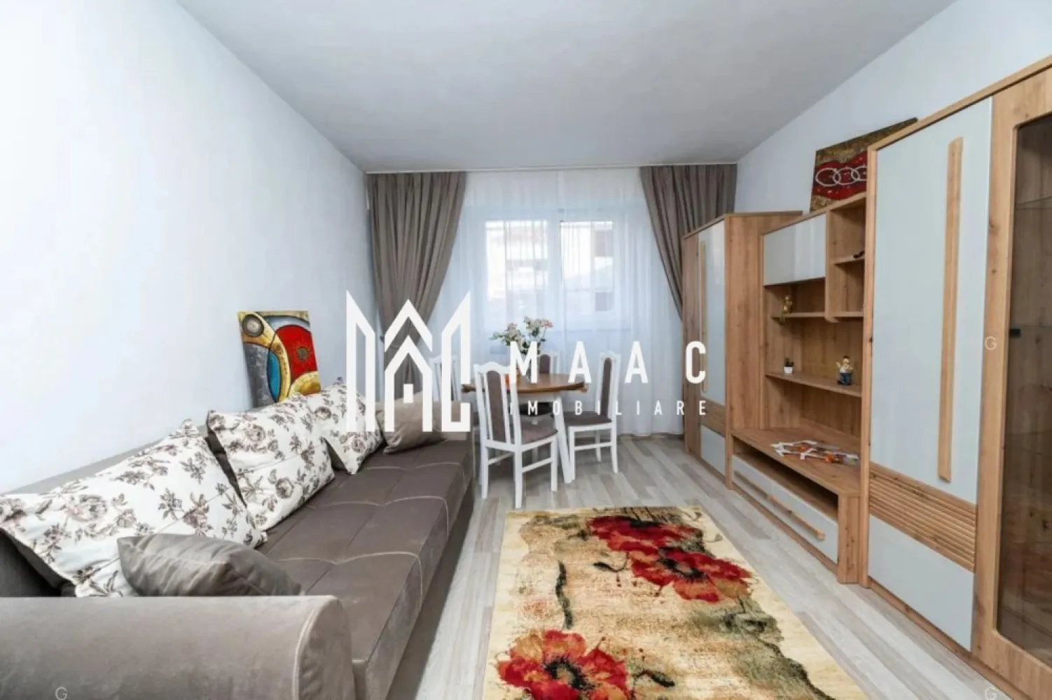 Investiție I Garsonieră mobilată I Utilată I 22mp I Mârșa - MAAC Imobiliare pune la dispoziție garsoniere renovate, amplasate în apropierea Liceului Tehnologic din Mârșa, județul Sibiu. Zona se dezvoltă rapid atât rezidențial, cât și industrial, iar accesul facil către viitoarea autostradă Sibiu–Brașov oferă un avantaj important pentru cei care caută o proprietate cu potențial de creștere.

Fiecare unitate locativă dispune de 22 mp utili, compartimentați astfel încât să ofere confort și funcționalitate:
- cameră principală cu bucătărie integrată și zonă de living/dormitor
- baie complet echipată, cu cabină de duș și obiecte sanitare noi

Garsonierele au trecut printr-un proces complet de renovare, incluzând:
- înlocuirea instalațiilor de apă, canalizare și electricitate
- încălzire electrică prin panou radiant
- boiler electric Tesy (30 l) pentru apă caldă
- tâmplărie PVC cu geam termopan și panel la intrare și baie
- pardoseală nouă cu parchet laminat și izolație
- pereți tencuiți și zugrăviți

Clădire reabilitată
Blocul în care se află garsonierele a beneficiat de lucrări ample:
- izolație exterioară
- acoperiș nou
- utilități modernizate
- imobil fără rețea de gaz, orientat spre soluții electrice

Variante de achiziție
Sunt disponibile două opțiuni, în funcție de preferințe:
- 21.500 € – garsonieră la stadiul de cheie
- 25.000 € – garsonieră mobilată

Pentru detalii suplimentare sau programarea unei vizionări, contactați MAAC Imobiliare și menționați CP965397.