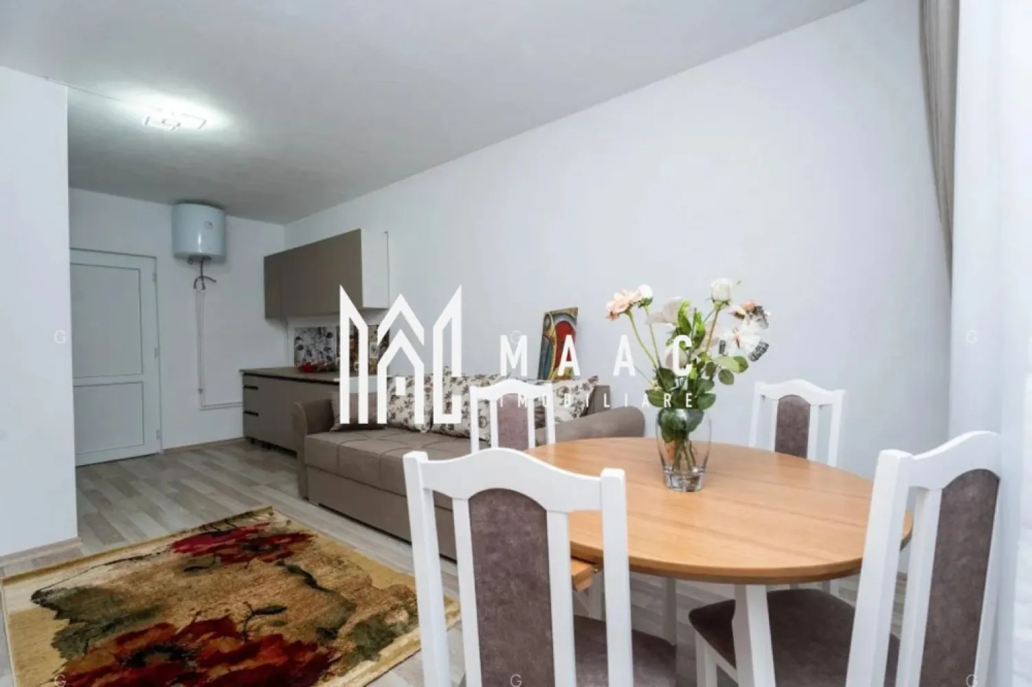 Investiție I Garsonieră mobilată I Utilată I 22mp I Mârșa - MAAC Imobiliare pune la dispoziție garsoniere renovate, amplasate în apropierea Liceului Tehnologic din Mârșa, județul Sibiu. Zona se dezvoltă rapid atât rezidențial, cât și industrial, iar accesul facil către viitoarea autostradă Sibiu–Brașov oferă un avantaj important pentru cei care caută o proprietate cu potențial de creștere.

Fiecare unitate locativă dispune de 22 mp utili, compartimentați astfel încât să ofere confort și funcționalitate:
- cameră principală cu bucătărie integrată și zonă de living/dormitor
- baie complet echipată, cu cabină de duș și obiecte sanitare noi

Garsonierele au trecut printr-un proces complet de renovare, incluzând:
- înlocuirea instalațiilor de apă, canalizare și electricitate
- încălzire electrică prin panou radiant
- boiler electric Tesy (30 l) pentru apă caldă
- tâmplărie PVC cu geam termopan și panel la intrare și baie
- pardoseală nouă cu parchet laminat și izolație
- pereți tencuiți și zugrăviți

Clădire reabilitată
Blocul în care se află garsonierele a beneficiat de lucrări ample:
- izolație exterioară
- acoperiș nou
- utilități modernizate
- imobil fără rețea de gaz, orientat spre soluții electrice

Variante de achiziție
Sunt disponibile două opțiuni, în funcție de preferințe:
- 21.500 € – garsonieră la stadiul de cheie
- 25.000 € – garsonieră mobilată

Pentru detalii suplimentare sau programarea unei vizionări, contactați MAAC Imobiliare și menționați CP965397.