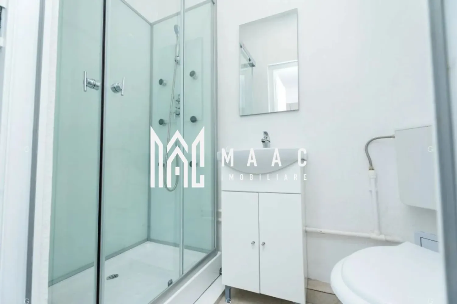 Investiție I Garsonieră mobilată I Utilată I 22mp I Mârșa - MAAC Imobiliare pune la dispoziție garsoniere renovate, amplasate în apropierea Liceului Tehnologic din Mârșa, județul Sibiu. Zona se dezvoltă rapid atât rezidențial, cât și industrial, iar accesul facil către viitoarea autostradă Sibiu–Brașov oferă un avantaj important pentru cei care caută o proprietate cu potențial de creștere.

Fiecare unitate locativă dispune de 22 mp utili, compartimentați astfel încât să ofere confort și funcționalitate:
- cameră principală cu bucătărie integrată și zonă de living/dormitor
- baie complet echipată, cu cabină de duș și obiecte sanitare noi

Garsonierele au trecut printr-un proces complet de renovare, incluzând:
- înlocuirea instalațiilor de apă, canalizare și electricitate
- încălzire electrică prin panou radiant
- boiler electric Tesy (30 l) pentru apă caldă
- tâmplărie PVC cu geam termopan și panel la intrare și baie
- pardoseală nouă cu parchet laminat și izolație
- pereți tencuiți și zugrăviți

Clădire reabilitată
Blocul în care se află garsonierele a beneficiat de lucrări ample:
- izolație exterioară
- acoperiș nou
- utilități modernizate
- imobil fără rețea de gaz, orientat spre soluții electrice

Variante de achiziție
Sunt disponibile două opțiuni, în funcție de preferințe:
- 21.500 € – garsonieră la stadiul de cheie
- 25.000 € – garsonieră mobilată

Pentru detalii suplimentare sau programarea unei vizionări, contactați MAAC Imobiliare și menționați CP965397.