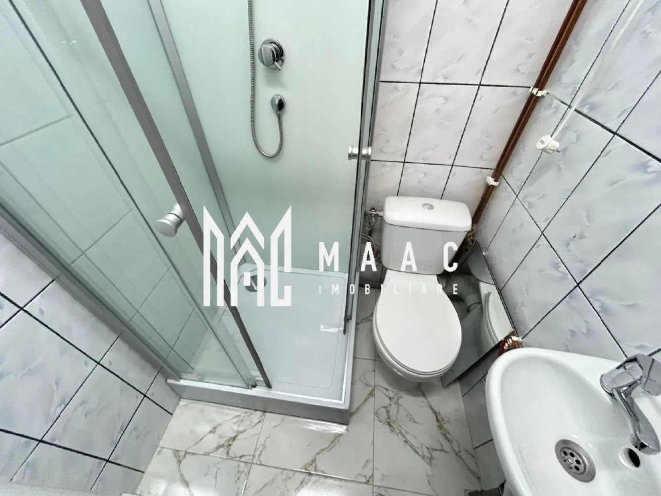 Garsonieră | Mobilată și utilată | Lazaret - Maac Imobiliare oferă spre închiriere această garsonieră confortabilă, ideală pentru o persoană singură sau cuplu. Situată în zona Lazaret – Compa, garsoniera este gata de mutare și oferă acces facil la transport, magazine și alte facilități.

Detalii proprietate:

Suprafață utilă: 22 mp, eficient compartimentați.

Mobilată și utilată: Cu tot ce aveți nevoie pentru a vă muta imediat.

Locație: Zonă liniștită, aproape de transport public, magazine și puncte de interes.

Avantaje:

Ideală pentru cei care caută o locuință compactă și accesibilă.

Confort și funcționalitate într-un spațiu optim.

Pentru mai multe informații, vă rugăm să specificați că ați văzut anunțul cu ID: CP2965728.