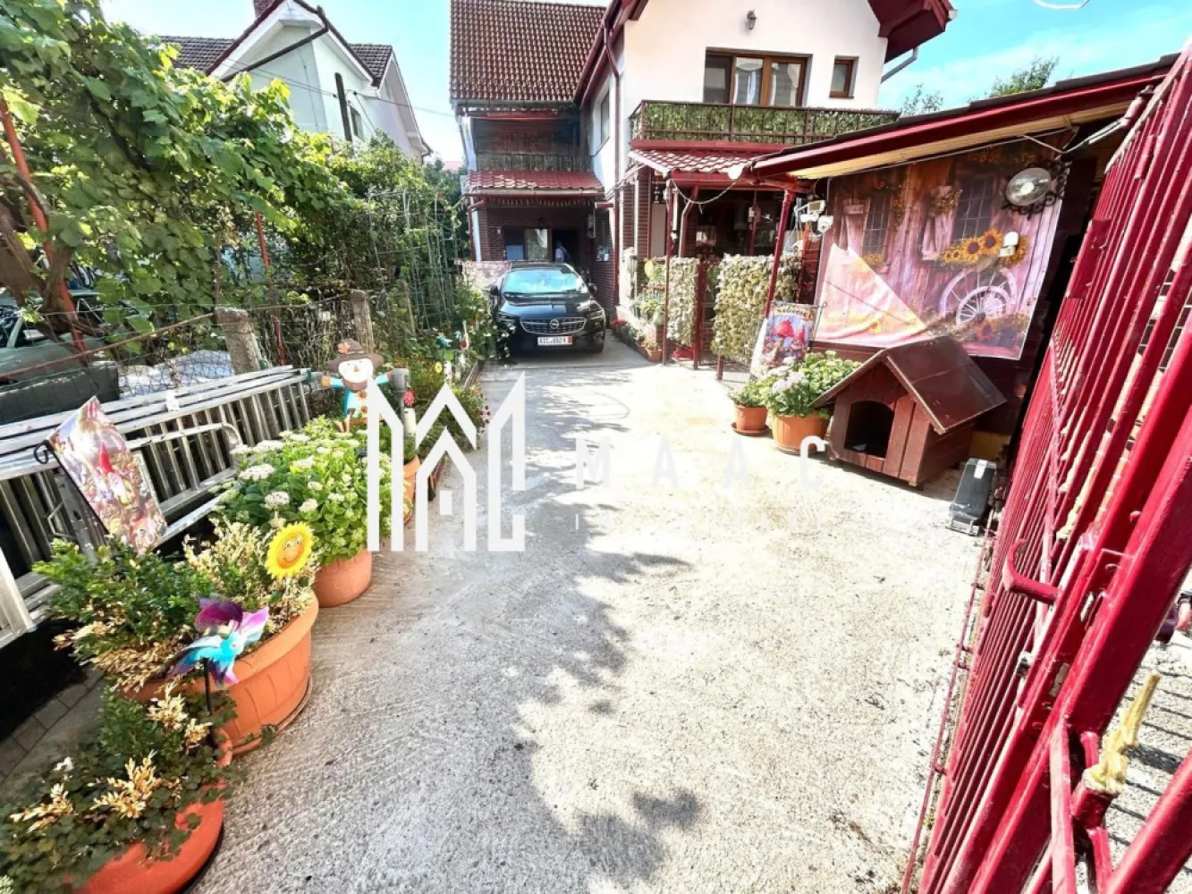 Casă I 184 MPU I Terasă I Curte Privată | Panouri Fotovoltaice I Ciresica - Maac Imobiliare îți propune o locuință deosebită, ideală pentru relaxare și confort, cu o terasă generoasă și curte privată.

Această casă individuală, construită în 2002 și complet renovată în 2023, se întinde pe o suprafață construită de 220 mp și oferă un regim de înălțime Parter + Mansardă, fiind compartimentată astfel:

Parter:

Hol de acces

Living spațios și luminos

Baie modernă

Bucătărie funcțională cu cămară

Terasă perfectă pentru momente de relaxare

Etaj:

2 dormitoare primitoare

2 băi elegante

Balcon cu vedere la curtea interioară

Mansardă:

Pod cu spațiu de depozitare suplimentar

1 dormitor și o baie

Terenul total al proprietății este de 194 mp, iar suprafața utilă a casei este de 184 mp, oferind un echilibru perfect între confortul interior și spațiul exterior. Curtea liberă de 86 mp este ideală pentru a crea o zonă de joacă pentru copii sau pentru a te bucura de momente de relaxare alături de cei dragi. În plus, ai un loc de parcare propriu și un spațiu de depozitare.

Casa este complet mobilată și utilată

 În ceea ce privește încălzirea, beneficiază de un sistem eficient, cu centrală proprie, încălzire în pardoseală, calorifere, pompă de căldură și panouri fotovoltaice de 6kw.

Pentru mai multe detalii și pentru a programa o vizionare, nu ezita să ne contactezi și menționează că ai văzut anunțul cu ID: CP2835268.