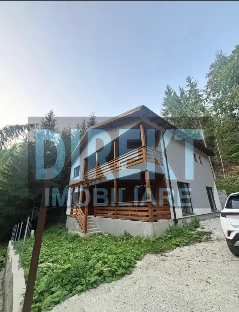Cabană / Pensiune în Colibița- investitie ,aproape de lac - Direkt imobiliare propune spre vânzare o cabană/pensiune situată în stațiunea Lacul Colibița, una dintre cele mai apreciate destinații montane din zonă, renumită pentru aerul curat și peisajele spectaculoase.
Proprietatea este amplasată pe un teren generos de 1.170 mp, cu acces auto și pietonal. În apropiere se află un pârâu montan..
Menționăm că proprietatea nu are vedere directă la lac, însă există acces facil pe un drum comunal pietruit până la lac, unde viitorul proprietar beneficiază de un ponton de aproximativ 5 metri, cu toate autorizațiile obținute.
Cabana este construită din lemn de larice, un material rezistent și durabil, ideal pentru construcțiile montane, și oferă posibilitate de mansardare.
Compartimentare și facilități:
Living spațios cu bucătărie open-space (aprox. 60 mp)
7 dormitoare
Terasă de aproximativ 40 mp.
Două terase (parter și etaj), ideale pentru relaxare și socializare.
Fiecare dormitor de la etaj are acces direct la balcon/terasă.
Imobilul este finisat la interior, însă fără uși interioare, gresie, faianță și obiecte sanitare, oferind viitorului proprietar posibilitatea de a alege finisajele și culorile după propriul gust.
Proprietatea poate avea destinație de casă de vacanță sau pensiune turistică, cu potențial atractiv de venit, într-o zonă foarte căutată pentru drumeții, sporturi nautice, pescuit și relaxare în natură.