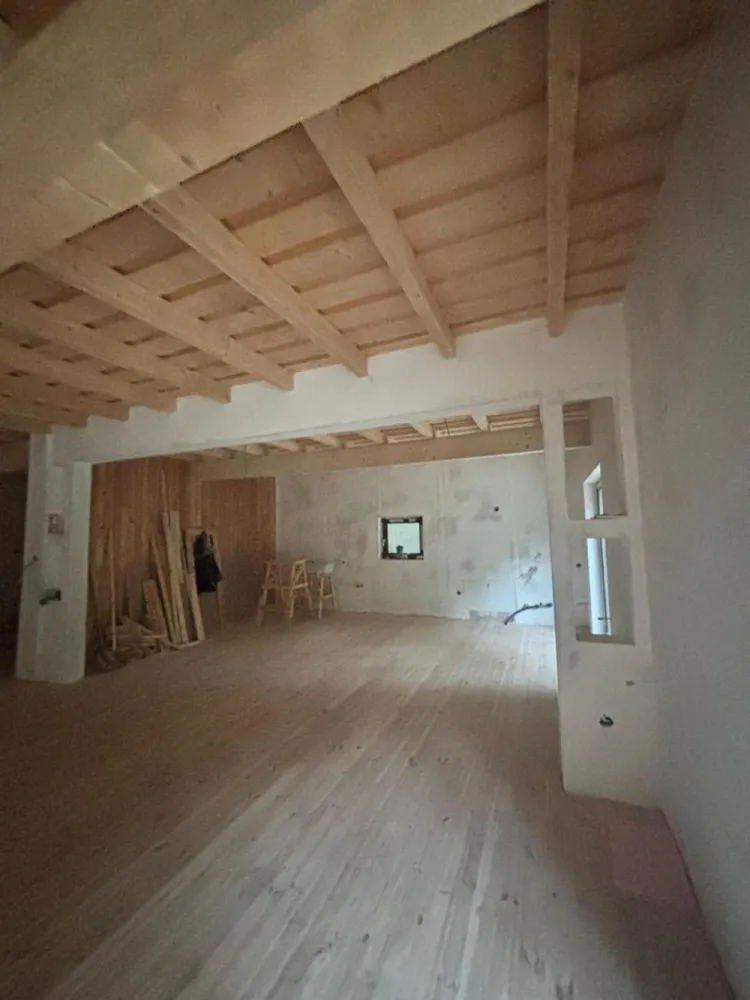 Cabană / Pensiune în Colibița- investitie ,aproape de lac - Direkt imobiliare propune spre vânzare o cabană/pensiune situată în stațiunea Lacul Colibița, una dintre cele mai apreciate destinații montane din zonă, renumită pentru aerul curat și peisajele spectaculoase.
Proprietatea este amplasată pe un teren generos de 1.170 mp, cu acces auto și pietonal. În apropiere se află un pârâu montan..
Menționăm că proprietatea nu are vedere directă la lac, însă există acces facil pe un drum comunal pietruit până la lac, unde viitorul proprietar beneficiază de un ponton de aproximativ 5 metri, cu toate autorizațiile obținute.
Cabana este construită din lemn de larice, un material rezistent și durabil, ideal pentru construcțiile montane, și oferă posibilitate de mansardare.
Compartimentare și facilități:
Living spațios cu bucătărie open-space (aprox. 60 mp)
7 dormitoare
Terasă de aproximativ 40 mp.
Două terase (parter și etaj), ideale pentru relaxare și socializare.
Fiecare dormitor de la etaj are acces direct la balcon/terasă.
Imobilul este finisat la interior, însă fără uși interioare, gresie, faianță și obiecte sanitare, oferind viitorului proprietar posibilitatea de a alege finisajele și culorile după propriul gust.
Proprietatea poate avea destinație de casă de vacanță sau pensiune turistică, cu potențial atractiv de venit, într-o zonă foarte căutată pentru drumeții, sporturi nautice, pescuit și relaxare în natură.