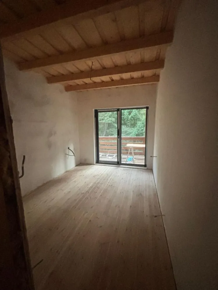 Cabană / Pensiune în Colibița- investitie ,aproape de lac - Direkt imobiliare propune spre vânzare o cabană/pensiune situată în stațiunea Lacul Colibița, una dintre cele mai apreciate destinații montane din zonă, renumită pentru aerul curat și peisajele spectaculoase.
Proprietatea este amplasată pe un teren generos de 1.170 mp, cu acces auto și pietonal. În apropiere se află un pârâu montan..
Menționăm că proprietatea nu are vedere directă la lac, însă există acces facil pe un drum comunal pietruit până la lac, unde viitorul proprietar beneficiază de un ponton de aproximativ 5 metri, cu toate autorizațiile obținute.
Cabana este construită din lemn de larice, un material rezistent și durabil, ideal pentru construcțiile montane, și oferă posibilitate de mansardare.
Compartimentare și facilități:
Living spațios cu bucătărie open-space (aprox. 60 mp)
7 dormitoare
Terasă de aproximativ 40 mp.
Două terase (parter și etaj), ideale pentru relaxare și socializare.
Fiecare dormitor de la etaj are acces direct la balcon/terasă.
Imobilul este finisat la interior, însă fără uși interioare, gresie, faianță și obiecte sanitare, oferind viitorului proprietar posibilitatea de a alege finisajele și culorile după propriul gust.
Proprietatea poate avea destinație de casă de vacanță sau pensiune turistică, cu potențial atractiv de venit, într-o zonă foarte căutată pentru drumeții, sporturi nautice, pescuit și relaxare în natură.