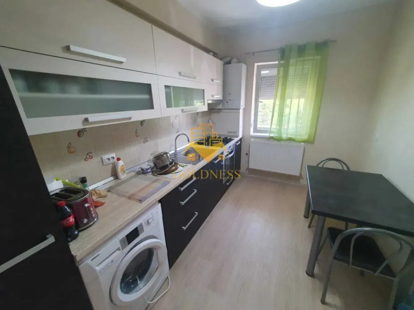 2 Camere, Leroy Merlin, Omv, Buna ziua, Calea Turzii, Lukoil - GOLDNESS Imobiliare vă propune spre închiriere un apartament cu 2 camere complet mobilat și utilat, la etajul 1 într-un imobil de 3 etaje, în Cartierul Europa.
Dispune de loc de parcare.
Se află în apropierea stațiilor de transport în comun, magazine, restaurante, spații verzi, farmacii, etc. 

Apartamentul este compartimentat astfel:
 - dormitor cu pat matrimonial, dressing, noptiere
 - living cu bucatarie decomandat complet utilată și mobilată, canapea extensibilă, loc de servit masa 
 - baie cu cabina de dus, calorifer port prosop și dulap pentru depozitare.
 - terasa de 15 mp.

Imobilul este dotat cu toate cele necesare- centrală proprie, frigider, aragaz, hotă, mașină de spălat haine, etc. 

Dacă sunteți interesați de acest apartament și doriți să îl vizionați, dar și pentru alte oferte nu ezitați să ne contactați telefonic sau prin e-mail. Vă stăm la dispoziție!
Pentru intermediere se percepe un comision de 50% din prețul chiriei!