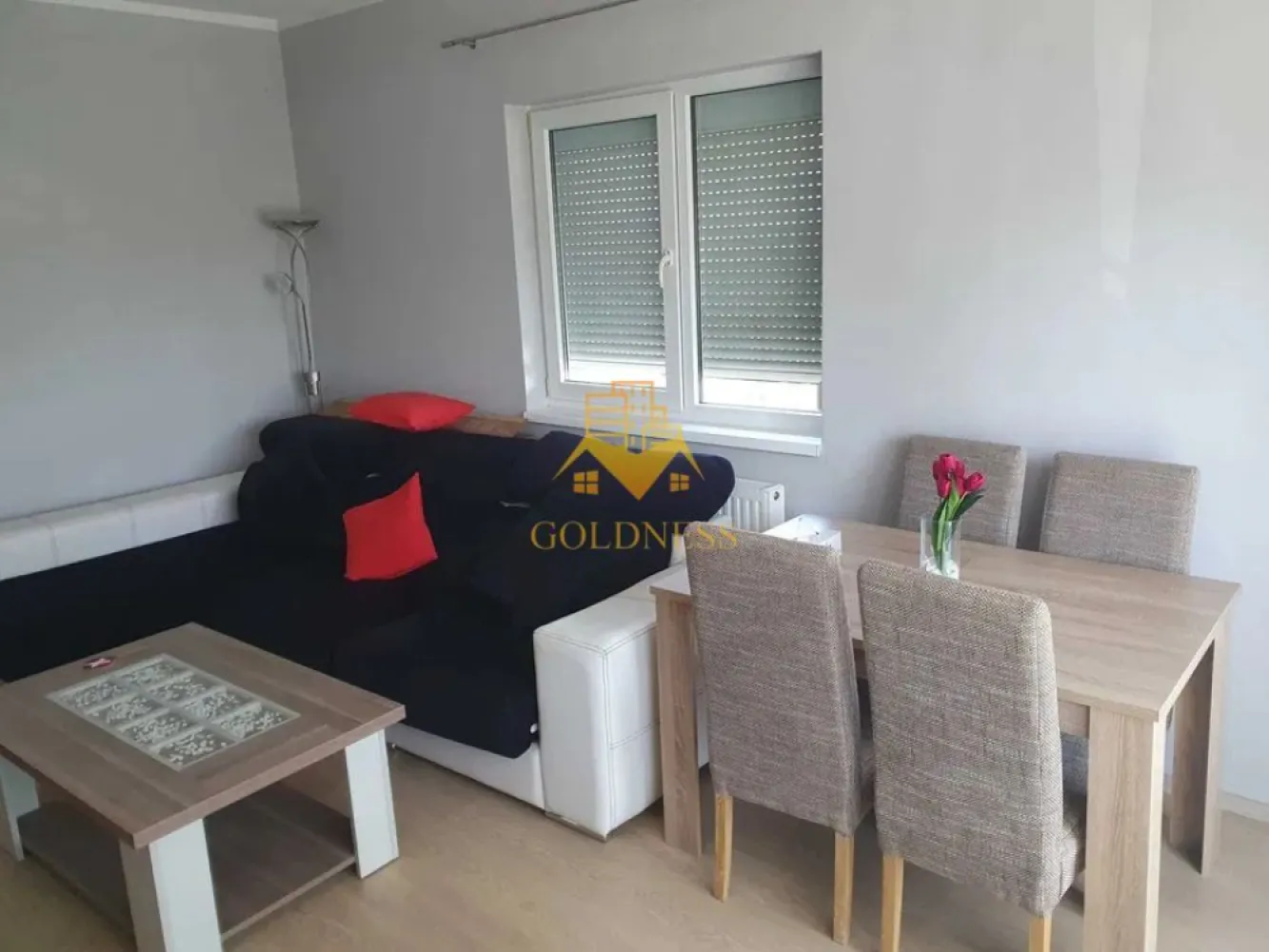 2 Camere, Leroy Merlin, Omv, Buna ziua, Calea Turzii, Lukoil - GOLDNESS Imobiliare vă propune spre închiriere un apartament cu 2 camere complet mobilat și utilat, la etajul 1 într-un imobil de 3 etaje, în Cartierul Europa.
Dispune de loc de parcare.
Se află în apropierea stațiilor de transport în comun, magazine, restaurante, spații verzi, farmacii, etc. 

Apartamentul este compartimentat astfel:
 - dormitor cu pat matrimonial, dressing, noptiere
 - living cu bucatarie decomandat complet utilată și mobilată, canapea extensibilă, loc de servit masa 
 - baie cu cabina de dus, calorifer port prosop și dulap pentru depozitare.
 - terasa de 15 mp.

Imobilul este dotat cu toate cele necesare- centrală proprie, frigider, aragaz, hotă, mașină de spălat haine, etc. 

Dacă sunteți interesați de acest apartament și doriți să îl vizionați, dar și pentru alte oferte nu ezitați să ne contactați telefonic sau prin e-mail. Vă stăm la dispoziție!
Pentru intermediere se percepe un comision de 50% din prețul chiriei!