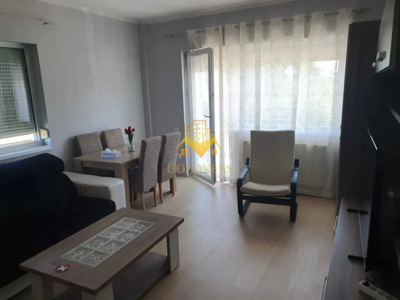 2 Camere, Leroy Merlin, Omv, Buna ziua, Calea Turzii, Lukoil - GOLDNESS Imobiliare vă propune spre închiriere un apartament cu 2 camere complet mobilat și utilat, la etajul 1 într-un imobil de 3 etaje, în Cartierul Europa.
Dispune de loc de parcare.
Se află în apropierea stațiilor de transport în comun, magazine, restaurante, spații verzi, farmacii, etc. 

Apartamentul este compartimentat astfel:
 - dormitor cu pat matrimonial, dressing, noptiere
 - living cu bucatarie decomandat complet utilată și mobilată, canapea extensibilă, loc de servit masa 
 - baie cu cabina de dus, calorifer port prosop și dulap pentru depozitare.
 - terasa de 15 mp.

Imobilul este dotat cu toate cele necesare- centrală proprie, frigider, aragaz, hotă, mașină de spălat haine, etc. 

Dacă sunteți interesați de acest apartament și doriți să îl vizionați, dar și pentru alte oferte nu ezitați să ne contactați telefonic sau prin e-mail. Vă stăm la dispoziție!
Pentru intermediere se percepe un comision de 50% din prețul chiriei!