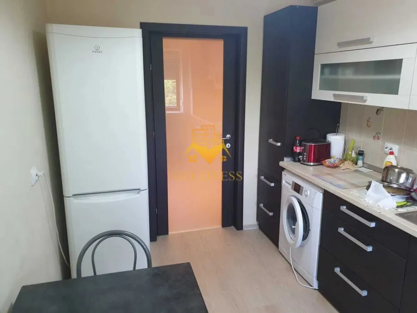 2 Camere, Leroy Merlin, Omv, Buna ziua, Calea Turzii, Lukoil - GOLDNESS Imobiliare vă propune spre închiriere un apartament cu 2 camere complet mobilat și utilat, la etajul 1 într-un imobil de 3 etaje, în Cartierul Europa.
Dispune de loc de parcare.
Se află în apropierea stațiilor de transport în comun, magazine, restaurante, spații verzi, farmacii, etc. 

Apartamentul este compartimentat astfel:
 - dormitor cu pat matrimonial, dressing, noptiere
 - living cu bucatarie decomandat complet utilată și mobilată, canapea extensibilă, loc de servit masa 
 - baie cu cabina de dus, calorifer port prosop și dulap pentru depozitare.
 - terasa de 15 mp.

Imobilul este dotat cu toate cele necesare- centrală proprie, frigider, aragaz, hotă, mașină de spălat haine, etc. 

Dacă sunteți interesați de acest apartament și doriți să îl vizionați, dar și pentru alte oferte nu ezitați să ne contactați telefonic sau prin e-mail. Vă stăm la dispoziție!
Pentru intermediere se percepe un comision de 50% din prețul chiriei!