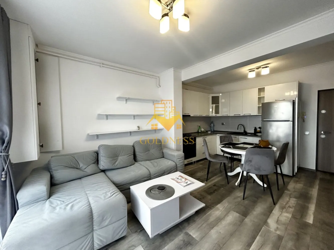 2 camere Openspace, modern, Europa zona,Luminia, OMV, Petfriendly - GOLDNESS Imobiliare vă propune spre închiriere un apartament cu 2 camere complet mobilat și utilat, la parterul inalt al unui imobil de 5 etaje, în Cartierul Europa!
Posibilitate de parcare in zona la liber!
Se află în apropierea stațiilor de transport în comun, magazine, restaurante, spații verzi, farmacii, etc. 

Apartamentul este compartimentat astfel:
 - dormitor cu pat matrimonial, dressing, noptiere
 - living cu bucatarie open space complet utilată și mobilată, canapea extensibilă, loc de servit masa 
 - baie cu cabina de dus, calorifer port prosop și dulap pentru depozitare.
 - balcon 5 mp.

Imobilul este dotat cu toate cele necesare- centrală proprie, frigider, aragaz, hotă, mașină de spălat haine, etc. 

Dacă sunteți interesați de acest apartament și doriți să îl vizionați, dar și pentru alte oferte nu ezitați să ne contactați telefonic sau prin e-mail. Vă stăm la dispoziție!
Pentru intermediere se percepe un comision de 50% din prețul chiriei!