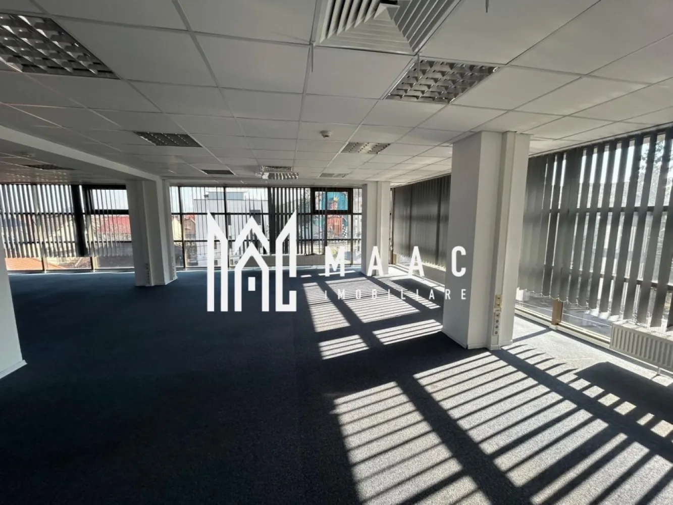 Spații de închiriat – Etajul 1 și Etajul 2 – Hipodrom 2 - MAAC Imobiliare va propune spre inchiriere spații situate la etajul 1 și etajul 2 ale unei clădiri din cartierul Hipodrom 2, Sibiu, potrivite pentru birouri, sediu de firmă, cabinete, centru educațional sau alte activități de servicii. Proprietatea este amplasată într-o zonă ușor accesibilă, într-un cartier bine dezvoltat al orașului.

Compartimentare:

Etajul 1:
spațiu de aproximativ 126 mp
terasă de aproximativ 17 mp

Etajul 2:

spațiu de aproximativ 126 mp
spațiu de aproximativ 150 mp

Alte detalii:
fiecare etaj dispune de grup sanitar
spații luminoase și ușor de compartimentat în funcție de necesități
parcare proprie pentru chiriași și clienți
potrivite pentru activități de birou, servicii sau activități comerciale
Spațiile pot fi închiriate împreună sau separat, în funcție de necesitățile chiriașului.

Condiții de închiriere: Se percepe o garanție în cuantumul unei chirii lunare.
Pentru mai multe detalii și programarea unei vizionări, vă invităm să contactați Maac Imobiliare, specificând ID: CP2966214.