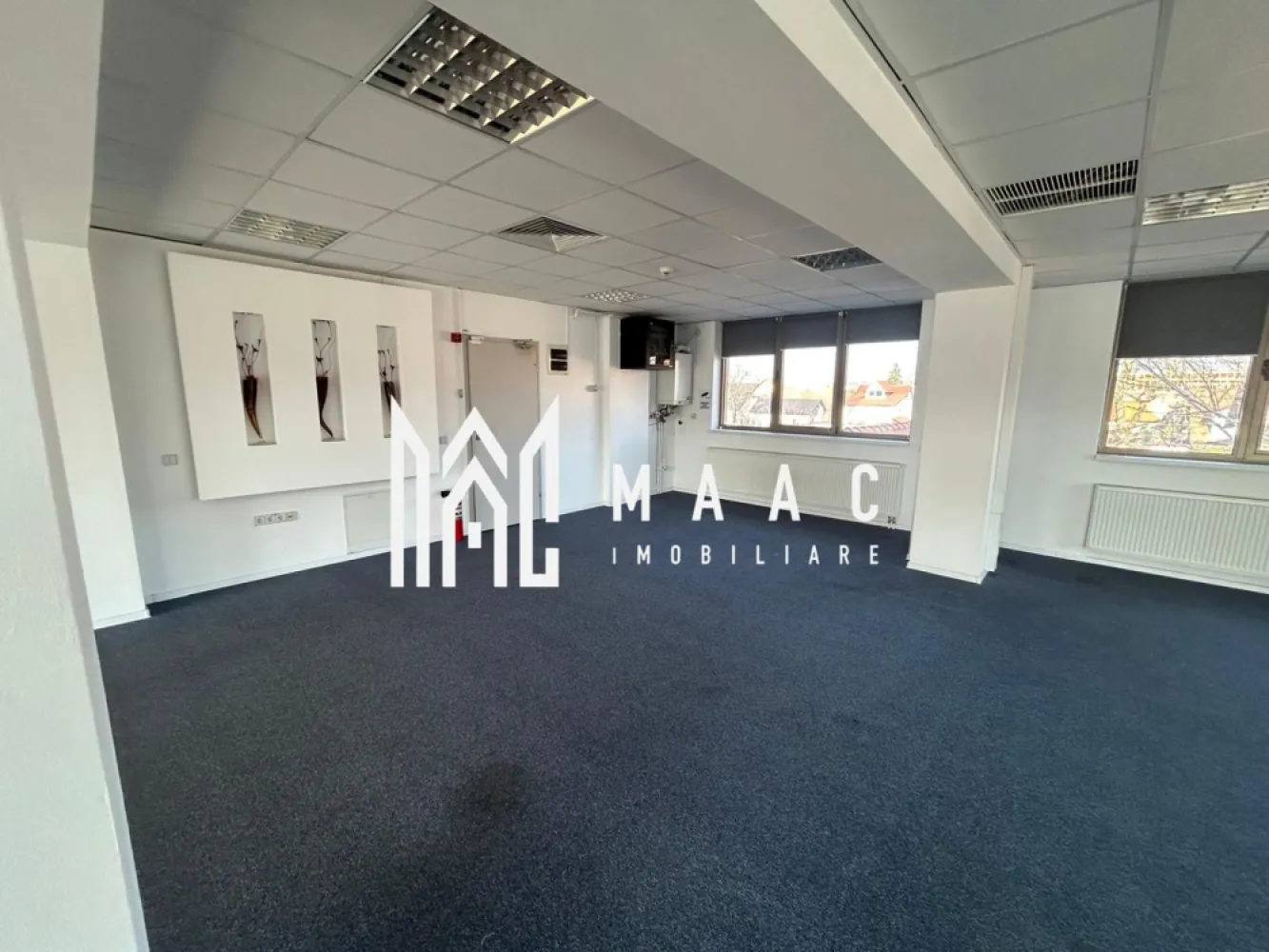 Spații de închiriat – Etajul 1 și Etajul 2 – Hipodrom 2 - MAAC Imobiliare va propune spre inchiriere spații situate la etajul 1 și etajul 2 ale unei clădiri din cartierul Hipodrom 2, Sibiu, potrivite pentru birouri, sediu de firmă, cabinete, centru educațional sau alte activități de servicii. Proprietatea este amplasată într-o zonă ușor accesibilă, într-un cartier bine dezvoltat al orașului.

Compartimentare:

Etajul 1:
spațiu de aproximativ 126 mp
terasă de aproximativ 17 mp

Etajul 2:

spațiu de aproximativ 126 mp
spațiu de aproximativ 150 mp

Alte detalii:
fiecare etaj dispune de grup sanitar
spații luminoase și ușor de compartimentat în funcție de necesități
parcare proprie pentru chiriași și clienți
potrivite pentru activități de birou, servicii sau activități comerciale
Spațiile pot fi închiriate împreună sau separat, în funcție de necesitățile chiriașului.

Condiții de închiriere: Se percepe o garanție în cuantumul unei chirii lunare.
Pentru mai multe detalii și programarea unei vizionări, vă invităm să contactați Maac Imobiliare, specificând ID: CP2966214.