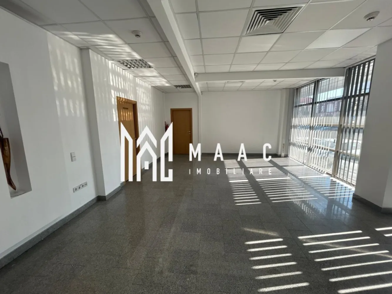 Spațiu de închiriat – Parter clădire – 201 mp + terasă – Hipodrom 2, Sibiu - MAAC Imobiliare va propune spre inchiriere parterul unei clădiri situate în cartierul Hipodrom 2, Sibiu, potrivit pentru birouri, sediu de firmă, cabinet medical, salon sau alte activități comerciale și de servicii. Zona este una accesibilă, într-un cartier bine dezvoltat, cu acces facil către principalele puncte de interes ale orașului.

Spațiul are o suprafață utilă de aproximativ 201 mp și dispune de terasă de 26 mp, oferind un spațiu generos și versatil pentru desfășurarea activităților profesionale.

Compartimentare:
spațiu de birou
bucătărie
grup sanitar
acces la terasă de aproximativ 26 mp

Alte detalii:

spațiu luminos și ușor de adaptat în funcție de activitate
parcare proprie pentru chiriași și clienți
acces facil și vizibilitate bună
potrivit pentru activități de birou, servicii sau activități comerciale

Condiții de închiriere: Se percepe o garanție în cuantumul unei chirii lunare.
Pentru mai multe detalii și programarea unei vizionări, vă invităm să contactați Maac Imobiliare, specificând ID: CP2966165.
