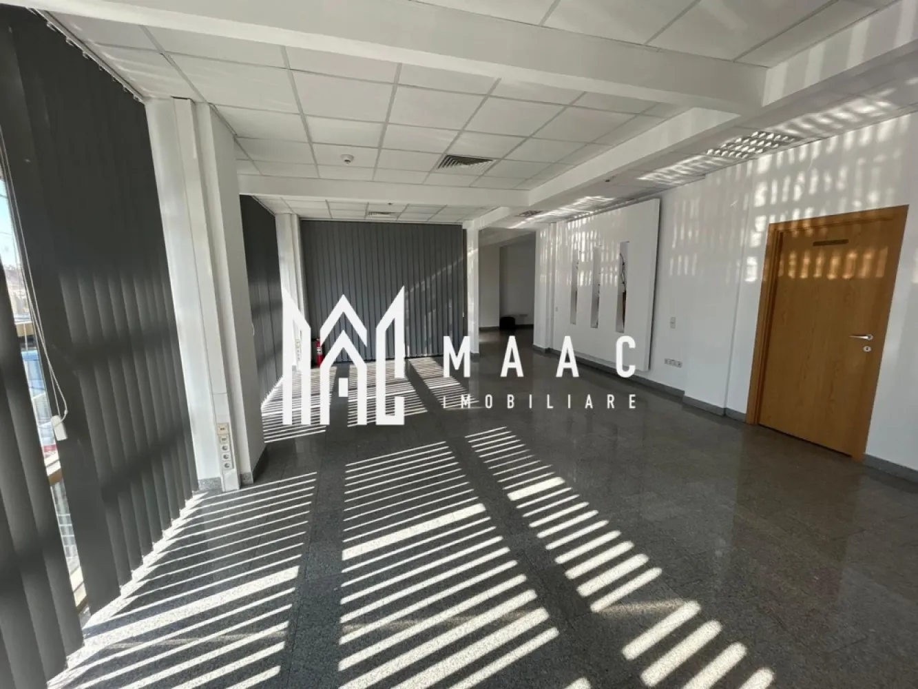 Spațiu de închiriat – Parter clădire – 201 mp + terasă – Hipodrom 2, Sibiu - MAAC Imobiliare va propune spre inchiriere parterul unei clădiri situate în cartierul Hipodrom 2, Sibiu, potrivit pentru birouri, sediu de firmă, cabinet medical, salon sau alte activități comerciale și de servicii. Zona este una accesibilă, într-un cartier bine dezvoltat, cu acces facil către principalele puncte de interes ale orașului.

Spațiul are o suprafață utilă de aproximativ 201 mp și dispune de terasă de 26 mp, oferind un spațiu generos și versatil pentru desfășurarea activităților profesionale.

Compartimentare:
spațiu de birou
bucătărie
grup sanitar
acces la terasă de aproximativ 26 mp

Alte detalii:

spațiu luminos și ușor de adaptat în funcție de activitate
parcare proprie pentru chiriași și clienți
acces facil și vizibilitate bună
potrivit pentru activități de birou, servicii sau activități comerciale

Condiții de închiriere: Se percepe o garanție în cuantumul unei chirii lunare.
Pentru mai multe detalii și programarea unei vizionări, vă invităm să contactați Maac Imobiliare, specificând ID: CP2966165.