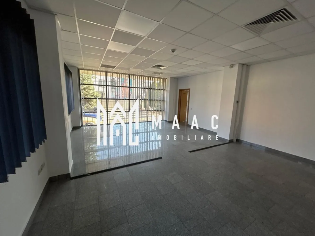 Spațiu de închiriat – Parter clădire – 201 mp + terasă – Hipodrom 2, Sibiu - MAAC Imobiliare va propune spre inchiriere parterul unei clădiri situate în cartierul Hipodrom 2, Sibiu, potrivit pentru birouri, sediu de firmă, cabinet medical, salon sau alte activități comerciale și de servicii. Zona este una accesibilă, într-un cartier bine dezvoltat, cu acces facil către principalele puncte de interes ale orașului.

Spațiul are o suprafață utilă de aproximativ 201 mp și dispune de terasă de 26 mp, oferind un spațiu generos și versatil pentru desfășurarea activităților profesionale.

Compartimentare:
spațiu de birou
bucătărie
grup sanitar
acces la terasă de aproximativ 26 mp

Alte detalii:

spațiu luminos și ușor de adaptat în funcție de activitate
parcare proprie pentru chiriași și clienți
acces facil și vizibilitate bună
potrivit pentru activități de birou, servicii sau activități comerciale

Condiții de închiriere: Se percepe o garanție în cuantumul unei chirii lunare.
Pentru mai multe detalii și programarea unei vizionări, vă invităm să contactați Maac Imobiliare, specificând ID: CP2966165.