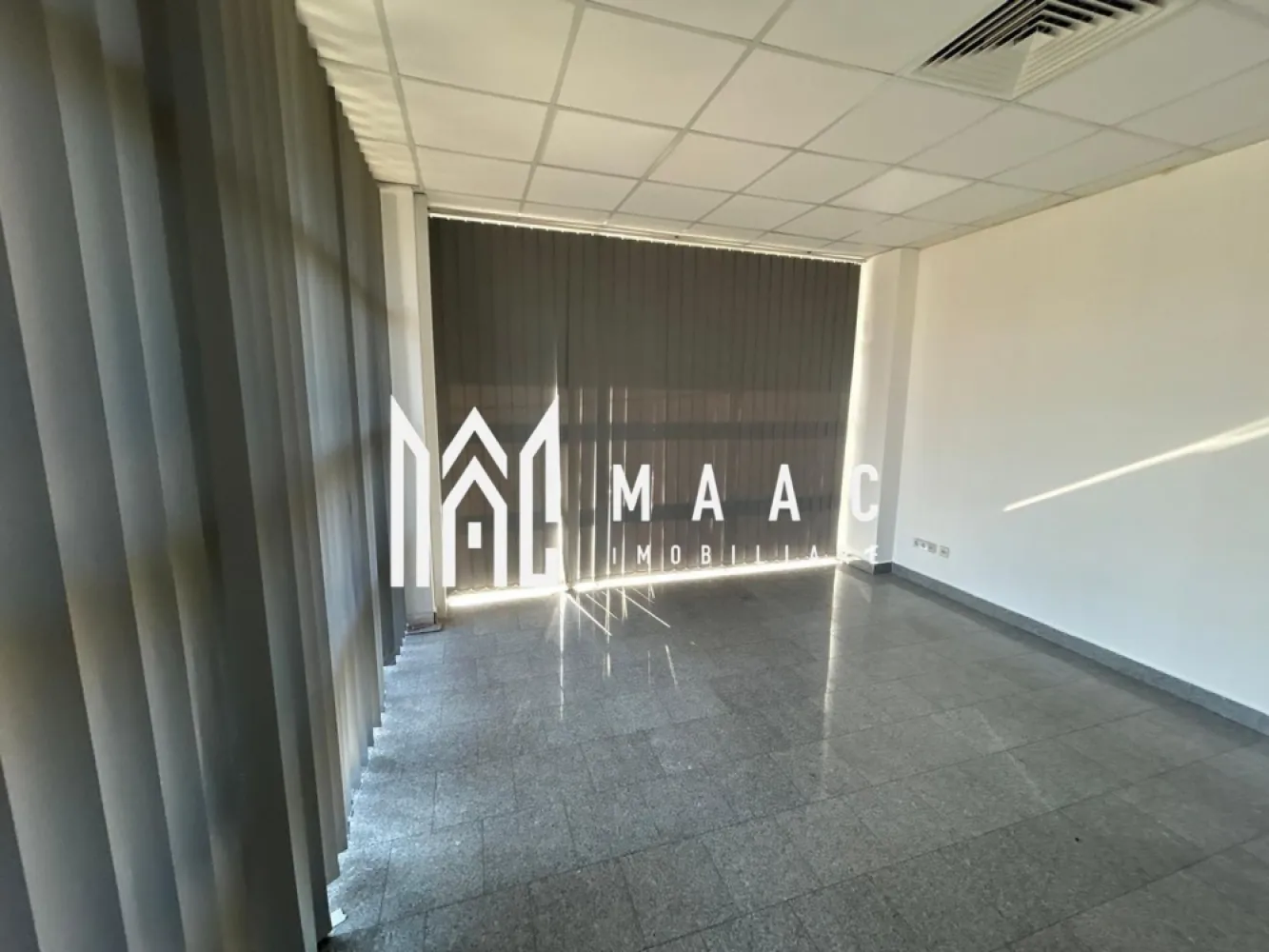 Clădire de închiriat I 840 mp I Hipodrom 2, Sibiu I ideală pentru birouri - MAAC Imobiliare va propune spre inchiriere o clădire spațioasă situată în cartierul Hipodrom 2, Sibiu, potrivită pentru sediu de firmă, birouri, clinică, centru educațional sau alte activități comerciale. Proprietatea are o suprafață totală de aproximativ 840 mp utili și este dispusă pe parter + etajul 1 + etajul 2, oferind spații generoase și bine compartimentate.

Compartimentare:

Parter:
suprafață utilă de aproximativ 201 mp
terasă de 26 mp
spațiu de birou
bucătărie

Etajul 1:

două spații pentru închiriere:
spațiu de aproximativ 126 mp
spațiu de aproximativ 150 mp
terasă de 17 mp

Etajul 2:

două spații pentru închiriere:
spațiu de aproximativ 126 mp
spațiu de aproximativ 150 mp

Alte detalii:
fiecare etaj dispune de grup sanitar
parcare proprie pentru chiriași și clienți
spații luminoase și ușor de compartimentat în funcție de necesități
potrivită pentru activități de birou, servicii sau activități comerciale
Clădirea oferă posibilitatea de închiriere integrală sau pe niveluri, în funcție de nevoile chiriașului.

Condiții de închiriere: Se percepe o garanție în cuantumul unei chirii lunare.
Pentru mai multe detalii și programarea unei vizionări, vă invităm să contactați Maac Imobiliare, specificând ID: CP2965885.