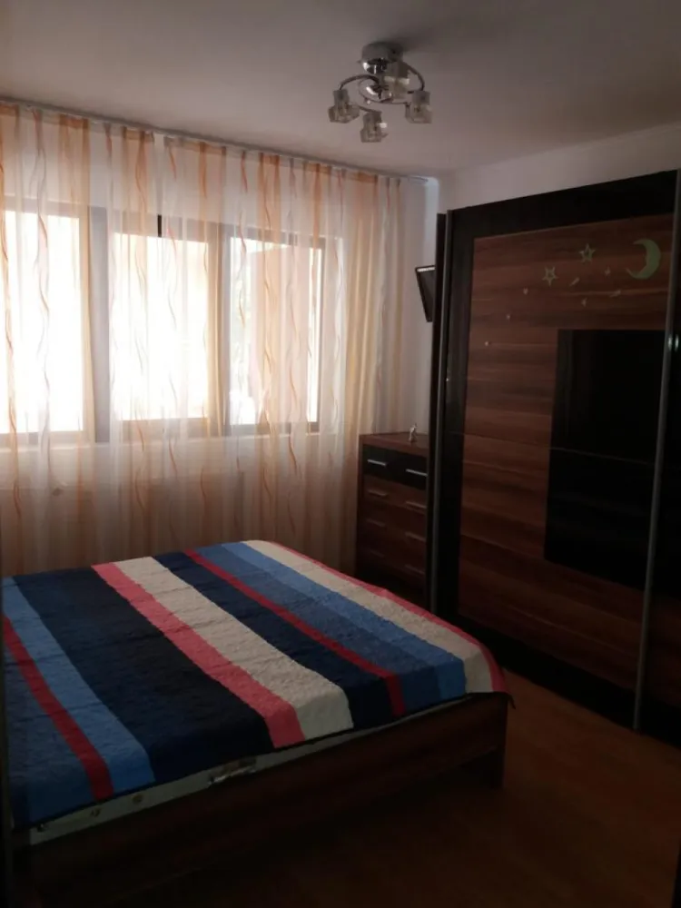 Apartament 2 camere, decomandat, et1, bloc cu lift, zona 8 Martie, Ploiesti - Cătălina Anghel - broker imobiliar oferă spre închiriere apartament cu 2 camere decomandate, situat la etajul 1 al unui bloc cu lift, construit în perioada 1977–1979. Apartamentul este renovat, are suprafață utilă de aproximativ 52 mp și beneficiază de 2 balcoane (la living și bucătărie), cu vedere pe spate, într-o zonă liniștită.Dotări și facilități:- aer condiționat în living;- 2 televizoare( living și dormitor);- mașină de spălat Whirlpool;- cuptor cu plită și hotă;- cuptor cu microunde;- combină frigorifică;- baie cu geam pentru aerisire;- spații de depozitare.Alte detalii:- fără separație de gaze;- fără contract activ la furnizor de cablu/ net. Viitorul chiriaș poate încheia în baza contractului de închiriere cu ce furnizor dorește, un contract, în acest sens;- locuri de parcare în spatele blocului;- bloc cu lift.Vecinătăți și puncte de interes:- grădiniță cu program prelungit;- magazin general;- brutărie;- cabinet medical individual (capăt 8 Martie, colț cu Oltului);- aproximativ 500 m de Școala Sf. Vasile (str. 8 Martie);- aproximativ 650 m de stația de tramvai 30.Preț închiriere: 1600 lei/lunăGaranție: echivalentul la 1 lună( 1600 lei)La semnarea contractului de închiriere, pe lângă o chirie achitată în avans și contravaloarea unei chirii cu titlu de garanție, se va achita și 50% dintr-o chirie-comisionul agenției( 800 lei).Pentru mai multe detalii sau programarea unei vizionări, vă rog să mă contactați.