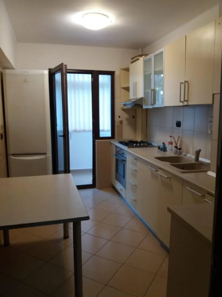 Apartament 2 camere, decomandat, et1, bloc cu lift, zona 8 Martie, Ploiesti - Cătălina Anghel - broker imobiliar oferă spre închiriere apartament cu 2 camere decomandate, situat la etajul 1 al unui bloc cu lift, construit în perioada 1977–1979. Apartamentul este renovat, are suprafață utilă de aproximativ 52 mp și beneficiază de 2 balcoane (la living și bucătărie), cu vedere pe spate, într-o zonă liniștită.Dotări și facilități:- aer condiționat în living;- 2 televizoare( living și dormitor);- mașină de spălat Whirlpool;- cuptor cu plită și hotă;- cuptor cu microunde;- combină frigorifică;- baie cu geam pentru aerisire;- spații de depozitare.Alte detalii:- fără separație de gaze;- fără contract activ la furnizor de cablu/ net. Viitorul chiriaș poate încheia în baza contractului de închiriere cu ce furnizor dorește, un contract, în acest sens;- locuri de parcare în spatele blocului;- bloc cu lift.Vecinătăți și puncte de interes:- grădiniță cu program prelungit;- magazin general;- brutărie;- cabinet medical individual (capăt 8 Martie, colț cu Oltului);- aproximativ 500 m de Școala Sf. Vasile (str. 8 Martie);- aproximativ 650 m de stația de tramvai 30.Preț închiriere: 1600 lei/lunăGaranție: echivalentul la 1 lună( 1600 lei)La semnarea contractului de închiriere, pe lângă o chirie achitată în avans și contravaloarea unei chirii cu titlu de garanție, se va achita și 50% dintr-o chirie-comisionul agenției( 800 lei).Pentru mai multe detalii sau programarea unei vizionări, vă rog să mă contactați.