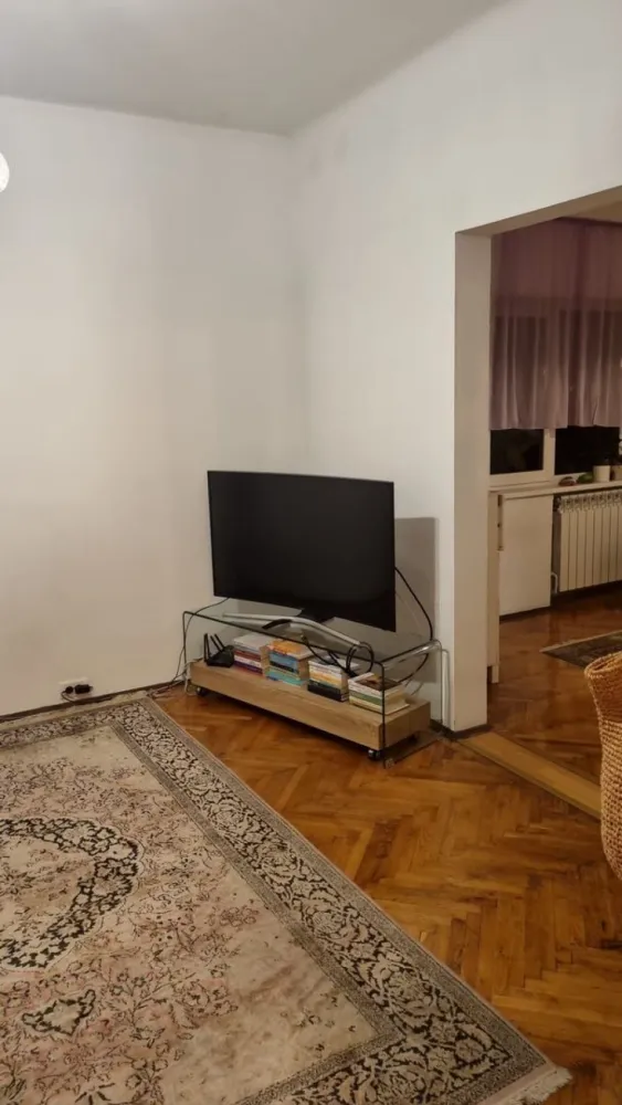 BRASADAS vinde ap 3 cam etaj 1/3 in zona Unirii. - Agentia Imobiliara BRASADAS vinde apartament cu 3 camere, cu compartimentare CIRCULARA, situat la etajul 1/3 in zona Unirii.