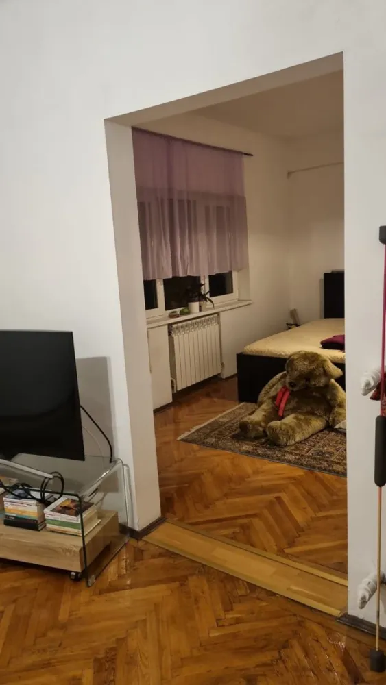 BRASADAS vinde ap 3 cam etaj 1/3 in zona Unirii.