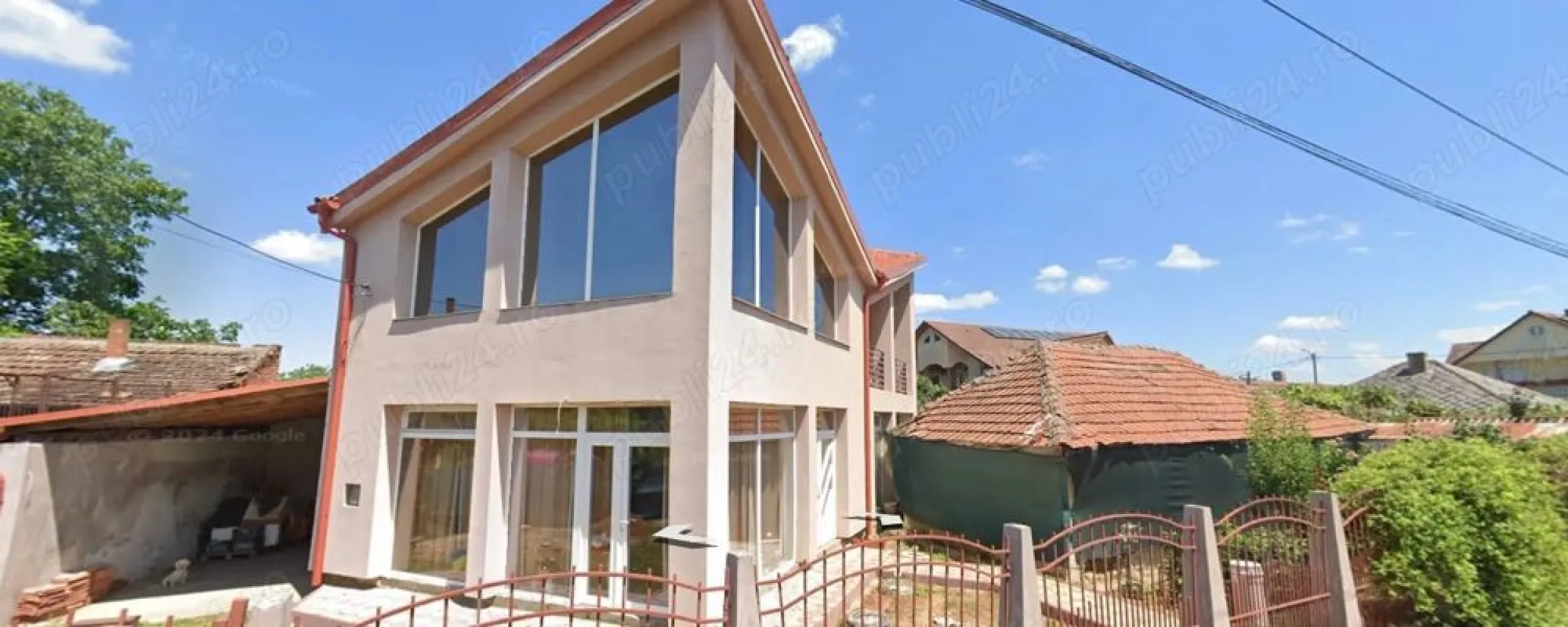 BRASADAS vinde casa individuala in zona Closca. - Agentia Imobiliara BRASADAS vinde casa individuala in zona Closca cu o suprafață utilă de 240mp. si garaj, cu teren aferent de 500 mp. si cu regim de înălțime P+1E compartimentat dupa cum urmeaza :

Parter
frizerie
2 dormitoare
frizerie + baie
bucătărie
living
garaj
cameră tehnică
terasă 

Etaj
living 
baie
2 dormitoare
balcon

Front stradal 30m. 

Detalii construcție:
- structură din beton și cărămidă
- acoperiș din țiglă
- tâmplărie PVC cu sticlă termopan
- izolație exterioară din polistiren de 15 cm
- gard din stâlpișori de beton armat cu fier forjat.

Se poate folosi si ca spațiu comercial .
Utilități: apă, gaz, curent.
Imobilul este dotat cu centrală proprie prin condensare firma Vaillant .
Interiorul este facut parțial.
Pe teren se mai află o casă bătrâneasca.

Www.brasadas.com.