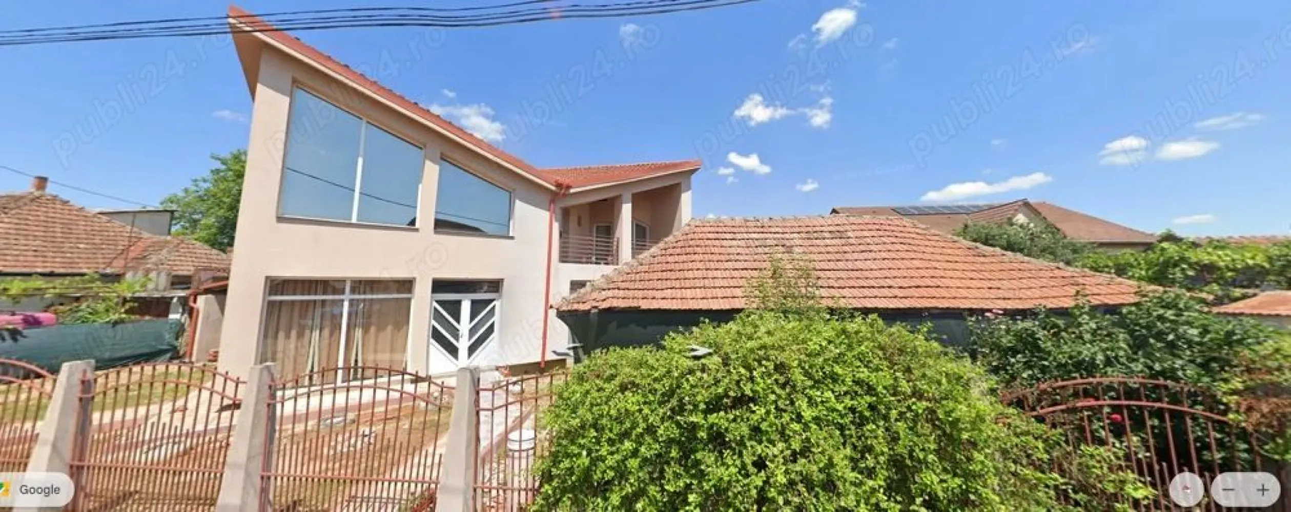 BRASADAS vinde casa individuala in zona Closca. - Agentia Imobiliara BRASADAS vinde casa individuala in zona Closca cu o suprafață utilă de 240mp. si garaj, cu teren aferent de 500 mp. si cu regim de înălțime P+1E compartimentat dupa cum urmeaza :

Parter
frizerie
2 dormitoare
frizerie + baie
bucătărie
living
garaj
cameră tehnică
terasă 

Etaj
living 
baie
2 dormitoare
balcon

Front stradal 30m. 

Detalii construcție:
- structură din beton și cărămidă
- acoperiș din țiglă
- tâmplărie PVC cu sticlă termopan
- izolație exterioară din polistiren de 15 cm
- gard din stâlpișori de beton armat cu fier forjat.

Se poate folosi si ca spațiu comercial .
Utilități: apă, gaz, curent.
Imobilul este dotat cu centrală proprie prin condensare firma Vaillant .
Interiorul este facut parțial.
Pe teren se mai află o casă bătrâneasca.

Www.brasadas.com.