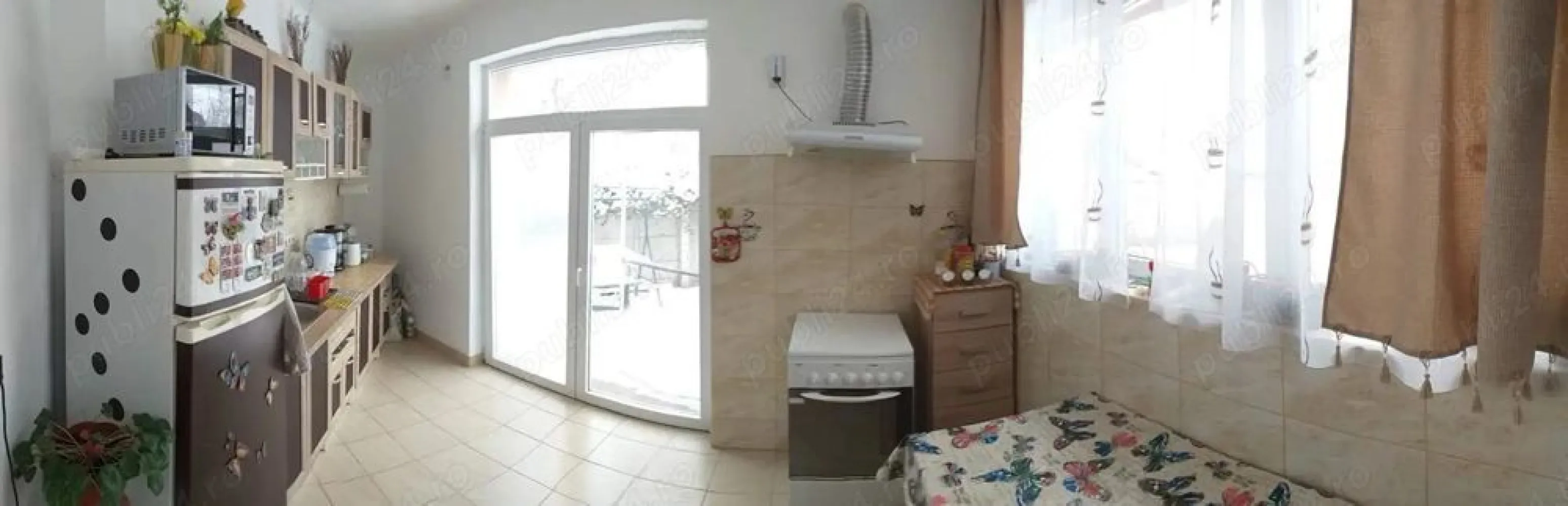 BRASADAS vinde casa individuala in zona Closca. - Agentia Imobiliara BRASADAS vinde casa individuala in zona Closca cu o suprafață utilă de 240mp. si garaj, cu teren aferent de 500 mp. si cu regim de înălțime P+1E compartimentat dupa cum urmeaza :

Parter
frizerie
2 dormitoare
frizerie + baie
bucătărie
living
garaj
cameră tehnică
terasă 

Etaj
living 
baie
2 dormitoare
balcon

Front stradal 30m. 

Detalii construcție:
- structură din beton și cărămidă
- acoperiș din țiglă
- tâmplărie PVC cu sticlă termopan
- izolație exterioară din polistiren de 15 cm
- gard din stâlpișori de beton armat cu fier forjat.

Se poate folosi si ca spațiu comercial .
Utilități: apă, gaz, curent.
Imobilul este dotat cu centrală proprie prin condensare firma Vaillant .
Interiorul este facut parțial.
Pe teren se mai află o casă bătrâneasca.

Www.brasadas.com.