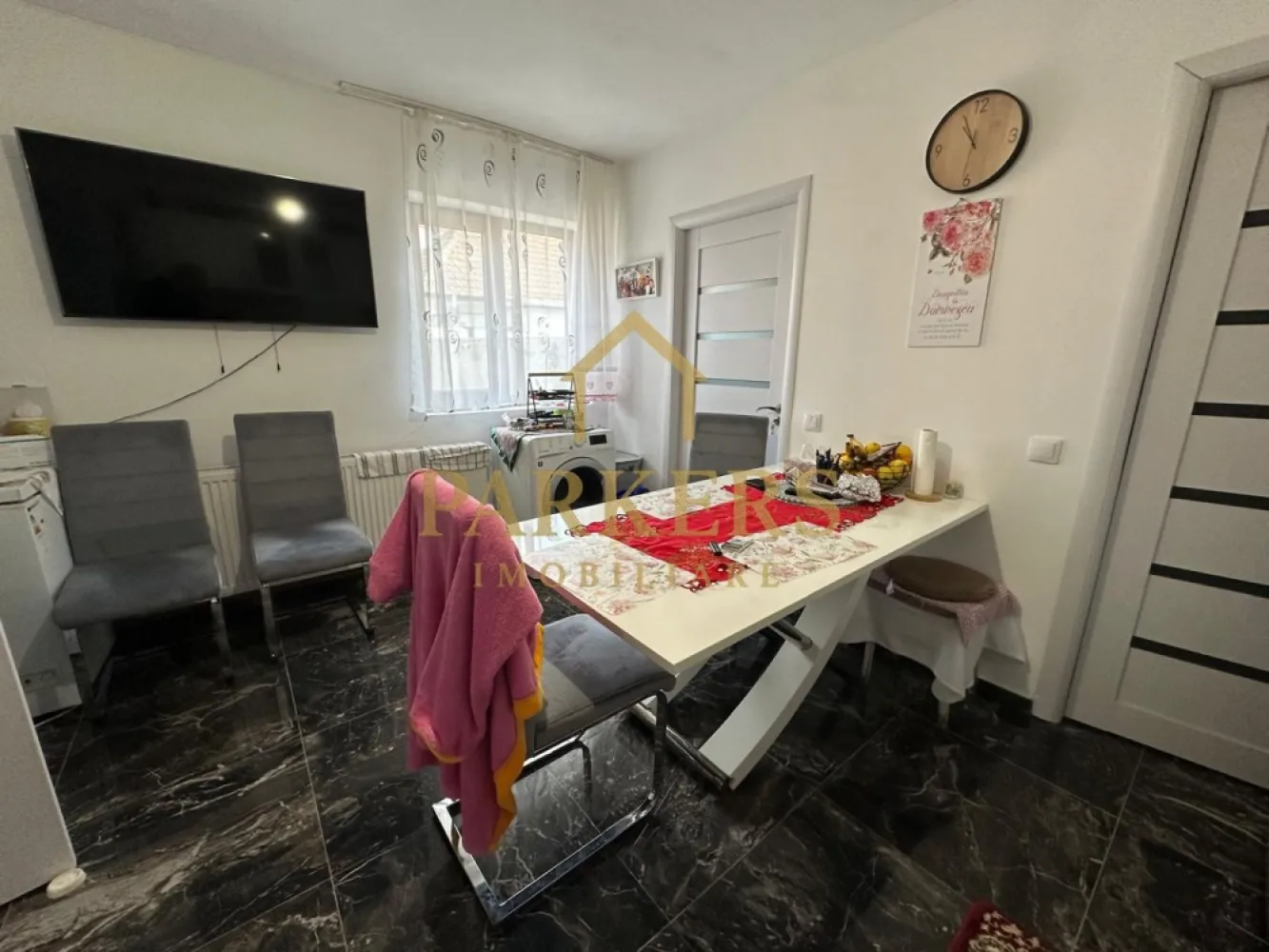 Casa de vanzare in Fagaras zona Campului - Casă renovată, 3 camere, curte și garaj – zona Făgăraș, utilată complet. Această proprietate oferă confort modern într-o zonă liniștită din Făgăraș. Casa este complet renovată și compartimentată eficient, cu 3 camere luminoase, bucătărie utilată și finisaje de calitate. Curtea spațioasă permite relaxare în aer liber, iar garajul asigură parcare sigură și spațiu suplimentar de depozitare. Proprietatea dispune de toate utilitățile: apă, gaz, electricitate și canalizare. Este ideală atât pentru familii, cât și pentru cei care caută un cămin modern, gata de mutat. Promovată prin Parkers, cu posibilitatea de vizionare rapidă.