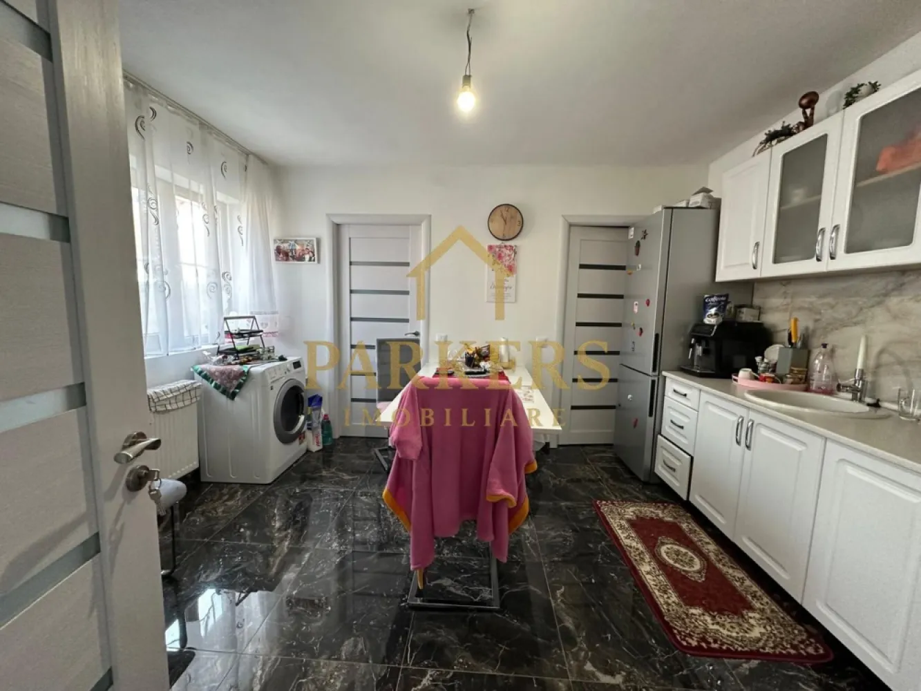 Casa de vanzare in Fagaras zona Campului - Casă renovată, 3 camere, curte și garaj – zona Făgăraș, utilată complet. Această proprietate oferă confort modern într-o zonă liniștită din Făgăraș. Casa este complet renovată și compartimentată eficient, cu 3 camere luminoase, bucătărie utilată și finisaje de calitate. Curtea spațioasă permite relaxare în aer liber, iar garajul asigură parcare sigură și spațiu suplimentar de depozitare. Proprietatea dispune de toate utilitățile: apă, gaz, electricitate și canalizare. Este ideală atât pentru familii, cât și pentru cei care caută un cămin modern, gata de mutat. Promovată prin Parkers, cu posibilitatea de vizionare rapidă.