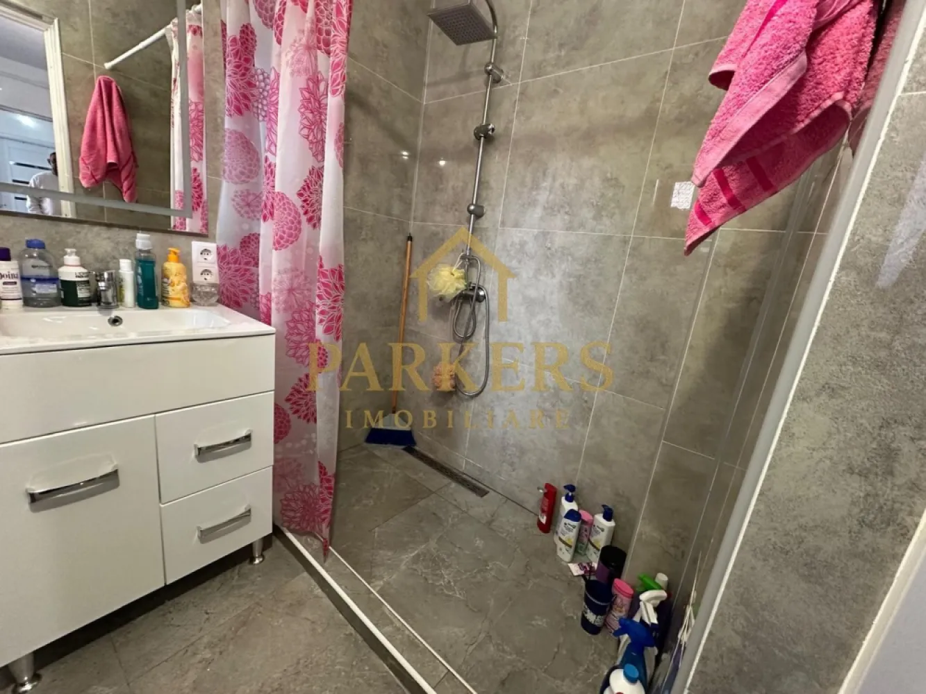 Casa de vanzare in Fagaras zona Campului - Casă renovată, 3 camere, curte și garaj – zona Făgăraș, utilată complet. Această proprietate oferă confort modern într-o zonă liniștită din Făgăraș. Casa este complet renovată și compartimentată eficient, cu 3 camere luminoase, bucătărie utilată și finisaje de calitate. Curtea spațioasă permite relaxare în aer liber, iar garajul asigură parcare sigură și spațiu suplimentar de depozitare. Proprietatea dispune de toate utilitățile: apă, gaz, electricitate și canalizare. Este ideală atât pentru familii, cât și pentru cei care caută un cămin modern, gata de mutat. Promovată prin Parkers, cu posibilitatea de vizionare rapidă.