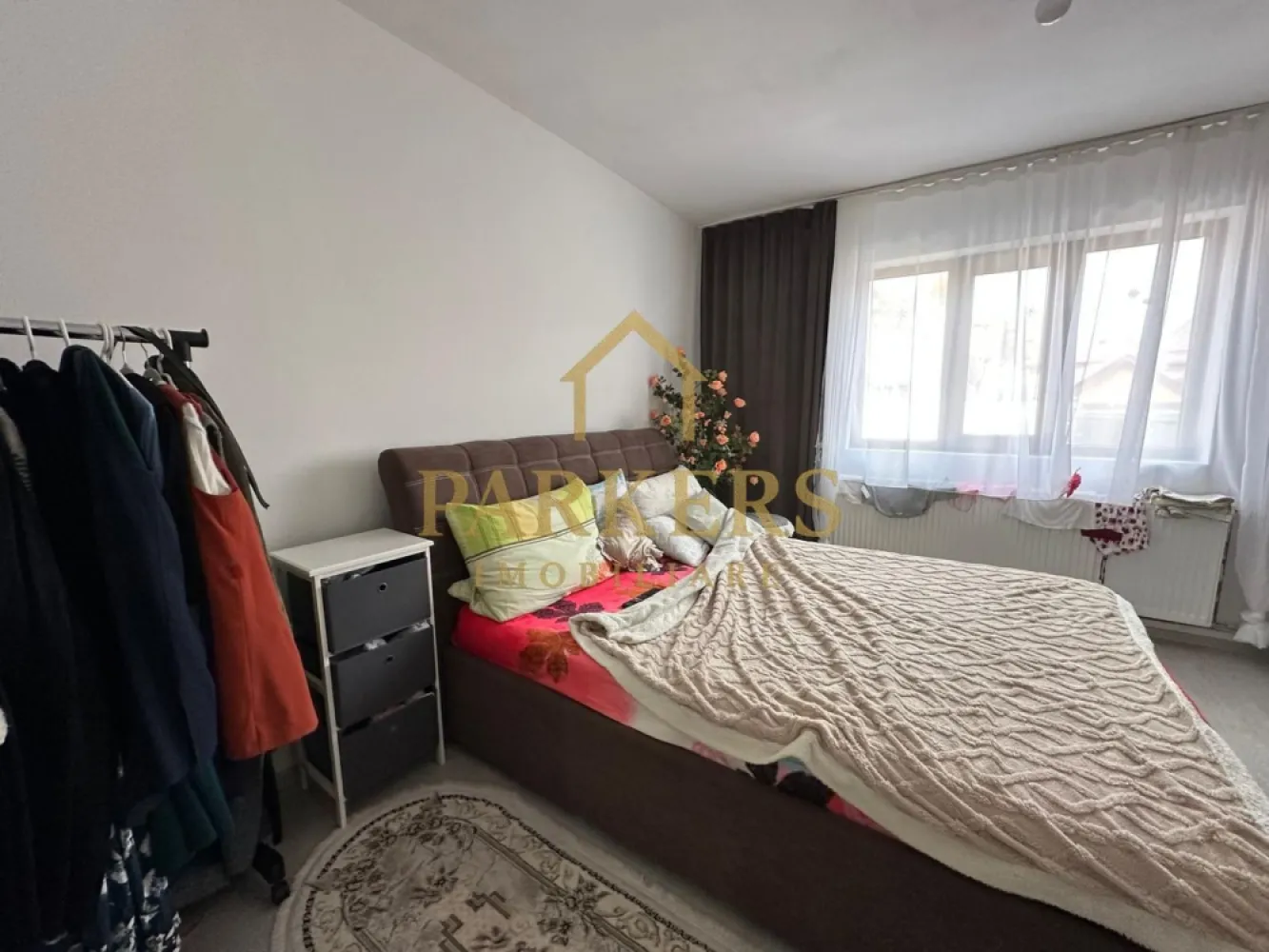 Casa de vanzare in Fagaras zona Campului - Casă renovată, 3 camere, curte și garaj – zona Făgăraș, utilată complet. Această proprietate oferă confort modern într-o zonă liniștită din Făgăraș. Casa este complet renovată și compartimentată eficient, cu 3 camere luminoase, bucătărie utilată și finisaje de calitate. Curtea spațioasă permite relaxare în aer liber, iar garajul asigură parcare sigură și spațiu suplimentar de depozitare. Proprietatea dispune de toate utilitățile: apă, gaz, electricitate și canalizare. Este ideală atât pentru familii, cât și pentru cei care caută un cămin modern, gata de mutat. Promovată prin Parkers, cu posibilitatea de vizionare rapidă.