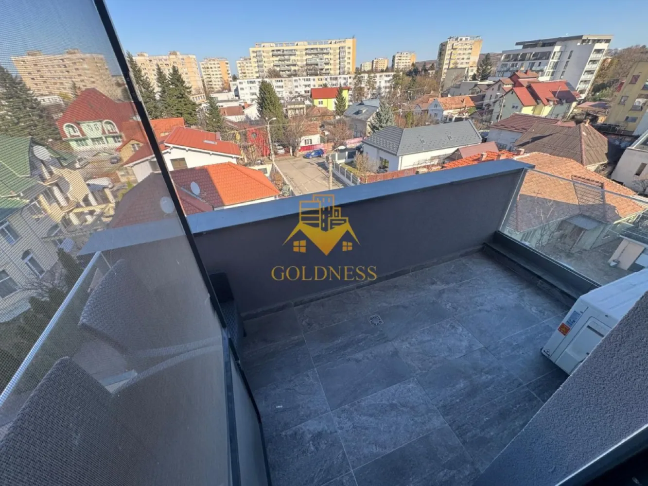 2 camere, modern, bloc nou, parcare, Gheorgheni, Constantin Brancusi - GOLDNESS Imobiliare vă propune spre închiriere un apartament cu 2 camere complet mobilat și utilat, la etajul 5 într-un imobil de 6 etaje, în cartierul Gheorgheni. Apartamentul este compartimentat astfel:
 - dormitor cu pat matrimonial, dressing, noptiere
 - living cu bucatarie open-space complet utilată, canapea extensibla, loc de servit masa 
 - baie cu cabina de dus, calorifer port prosop inox și dulap pentru depozitare.
 - terasa de 6 mp.

Imobilul este dotat cu toate cele necesare- centrală proprie, mașină de spălat haine, frigider, plită electrică, hotă, TV, etc. 
Se află în apropierea stațiilor de transport în comun, magazine, restaurante, spații verzi, farmacii, etc. 
Se poate inchiria parcare cu 50 EURO!

Dacă sunteți interesați de acest apartament și doriți să îl vizionați, dar și pentru alte oferte sau detalii nu ezitați să ne contactați telefonic sau prin e-mail - goldnessimobiliare@gmail.com. Vă stăm la dispoziție!