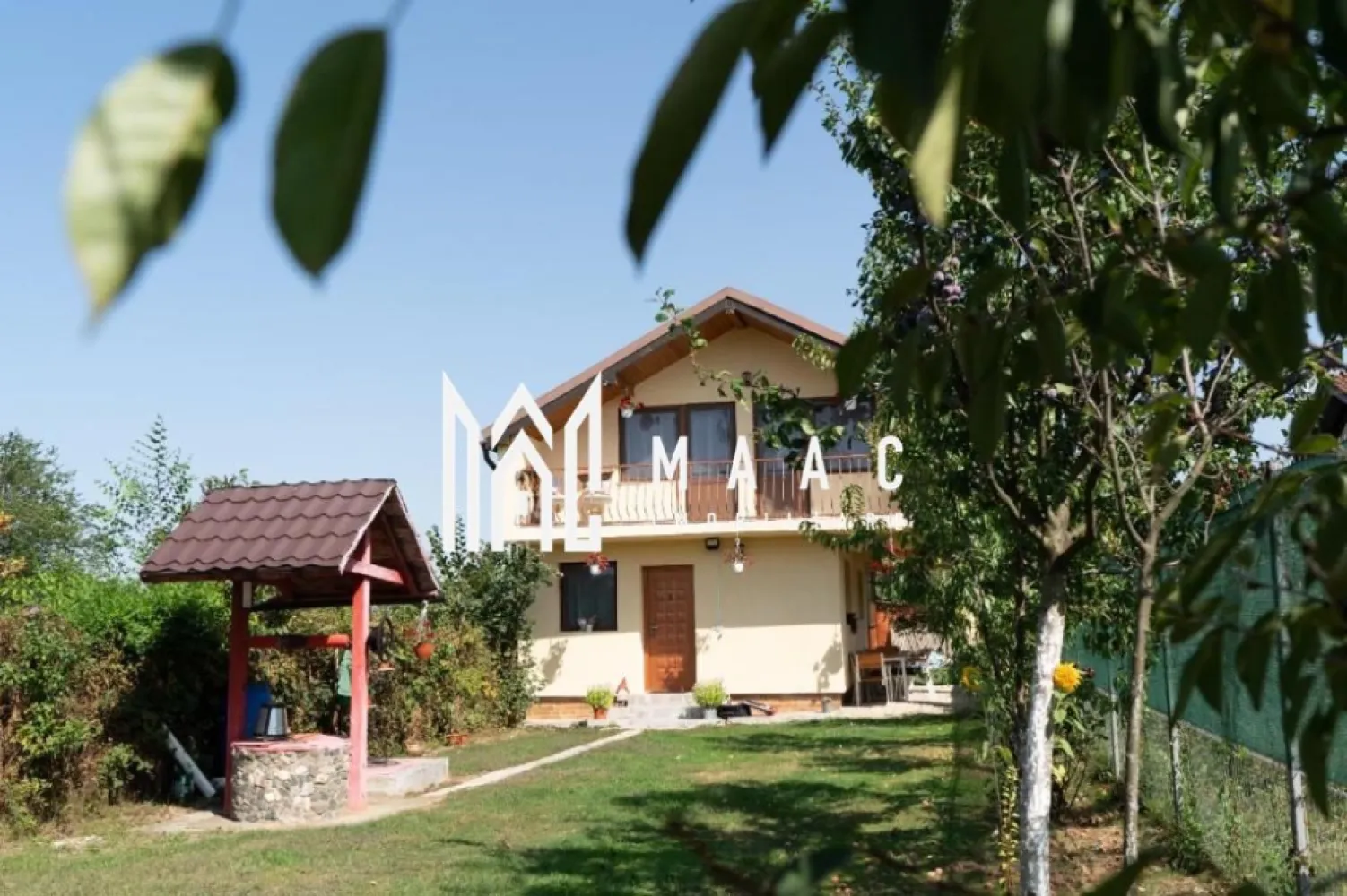 Vilă superbă | 4 camere | 500 mp teren | Vedere la munte | Valea Avrigului - Maac Imobiliare prezintă o oportunitate ideală de investiție, locuință permanentă sau de weekend – o casă de vacanță situată în pitoreasca zonă a Văii Avrigului, într-un cadru natural deosebit, perfect pentru iubitorii de munte și activități în aer liber.

Imobilul are o suprafață utilă de 120 mp, fiind amplasat pe un teren generos de 500 mp, și dispune de:

3 dormitoare spațioase
Living primitor, perfect pentru relaxare în familie
Bucătărie complet utilată (frigider, cuptor cu microunde)
2 băi, ambele dotate cu cadă
Terasă cu vedere superbă la munte
Balcon și grădină amenajată
Parcare privată gratuită
Grătar în curte, ideal pentru seri liniștite cu prietenii
Locuința este echipată cu centrală pe lemne și încălzire electrică, ceea ce asigură costuri reduse de întreținere. Zona este excelentă pentru activități recreative precum drumeții, ciclism, schi sau pescuit, fiind un punct de atracție pentru turiști, dar și o alegere inspirată pentru cei care caută liniște și natură.

✅ Poate fi folosită ca reședință permanentă, casă de vacanță sau investiție turistică (închiriere în regim hotelier).

📍 Valea Avrigului – una dintre cele mai frumoase zone montane din apropierea Sibiului, cu acces facil și peisaje spectaculoase în orice anotimp.

Pentru mai multe detalii precizati telefonic ca ati vazut anuntul cu ID: CP2835260